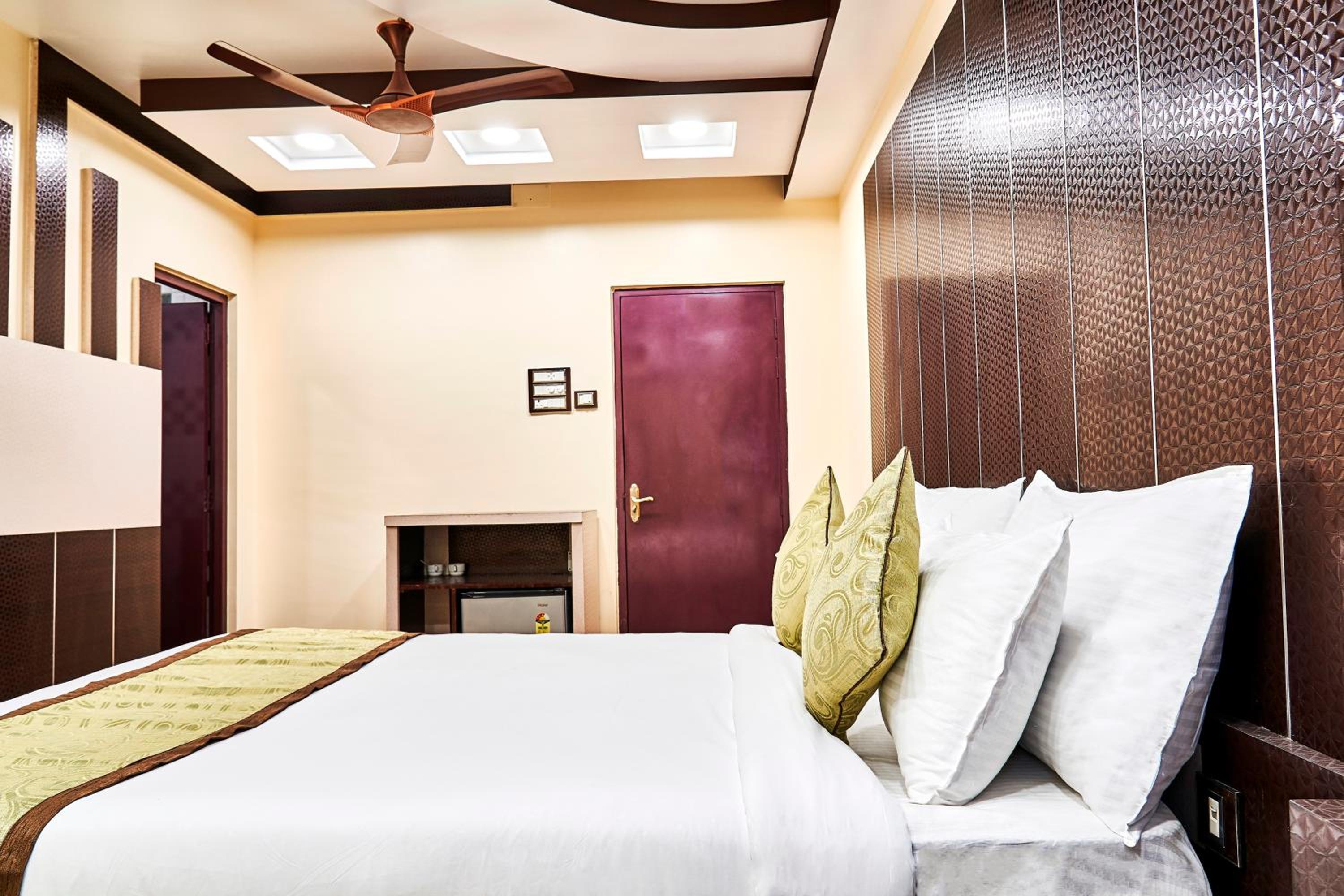 Deluxe King Room photo 2