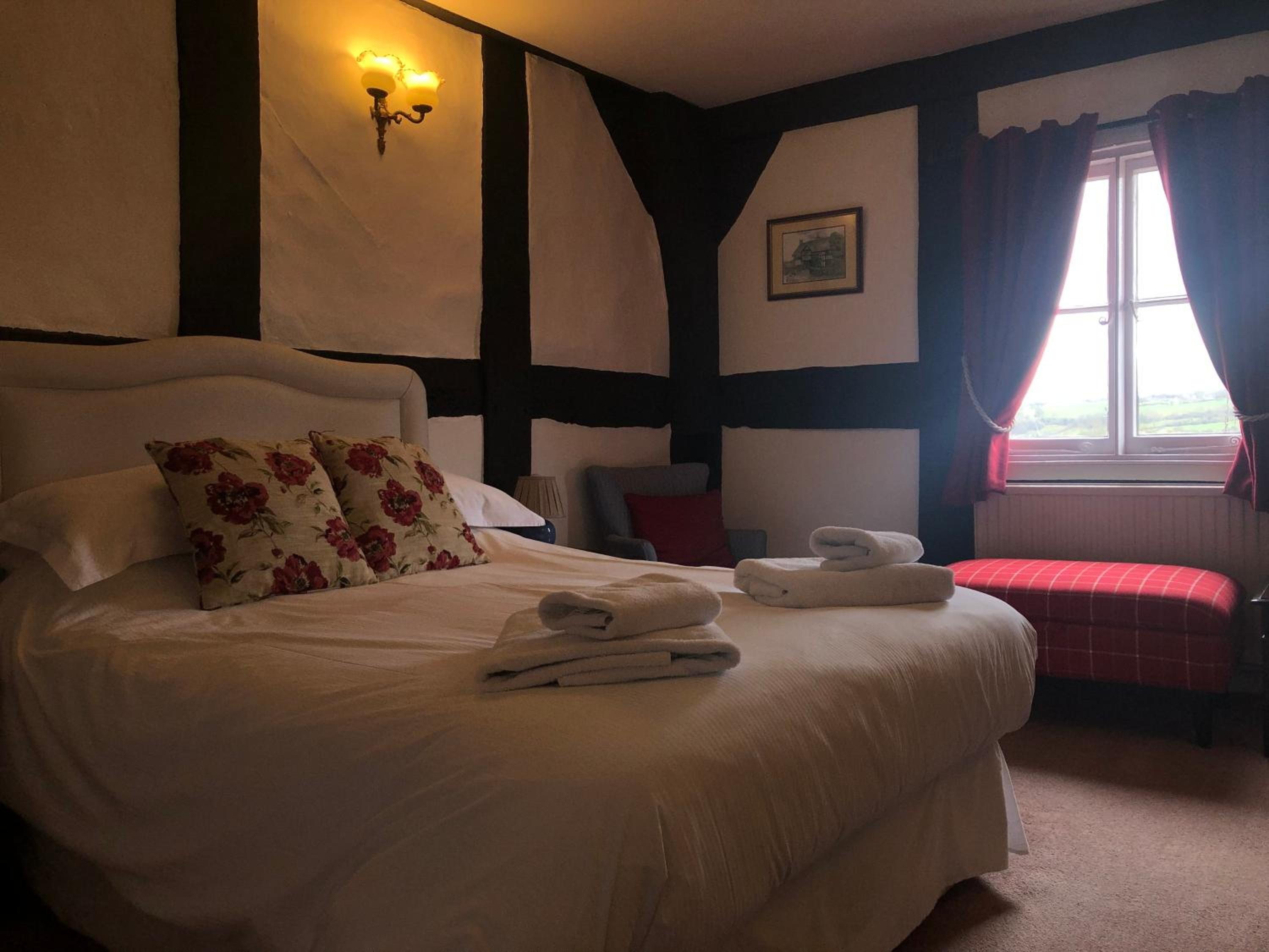 Deluxe Double Room with Shower - Photo 3