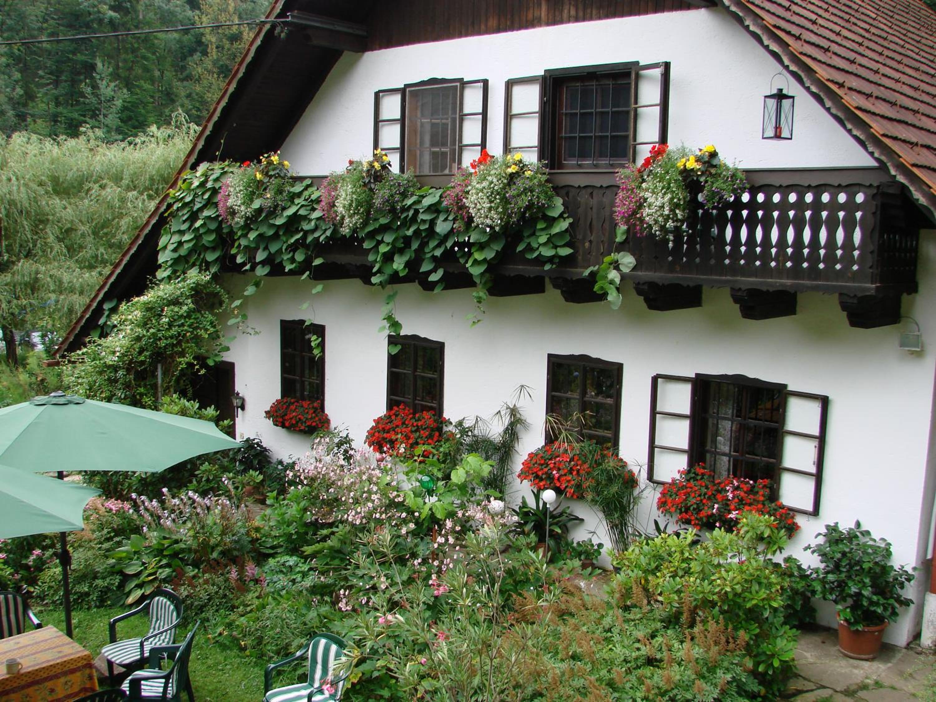 Five-Bedroom House photo 2