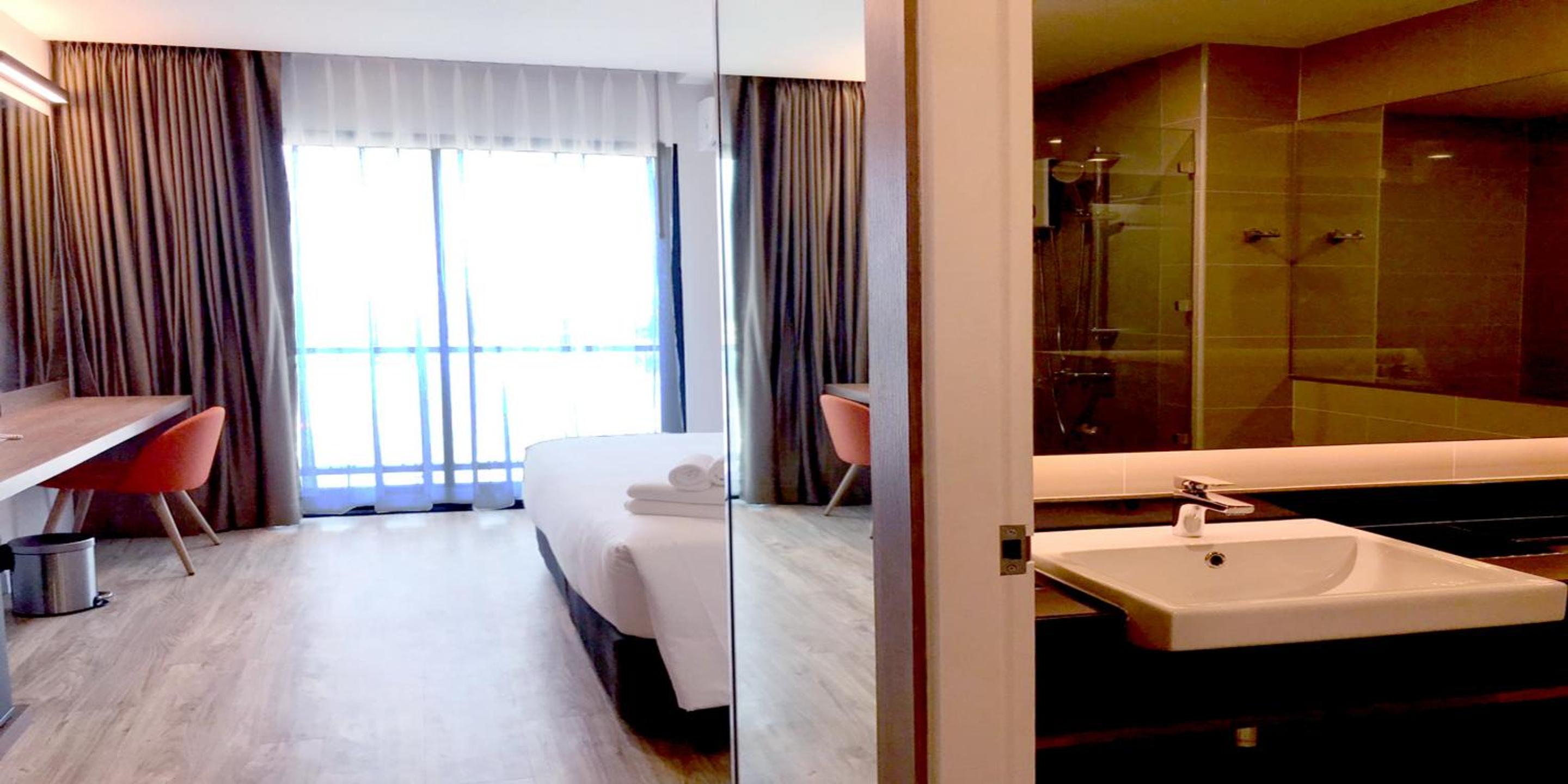Deluxe Double Room - Photo 9