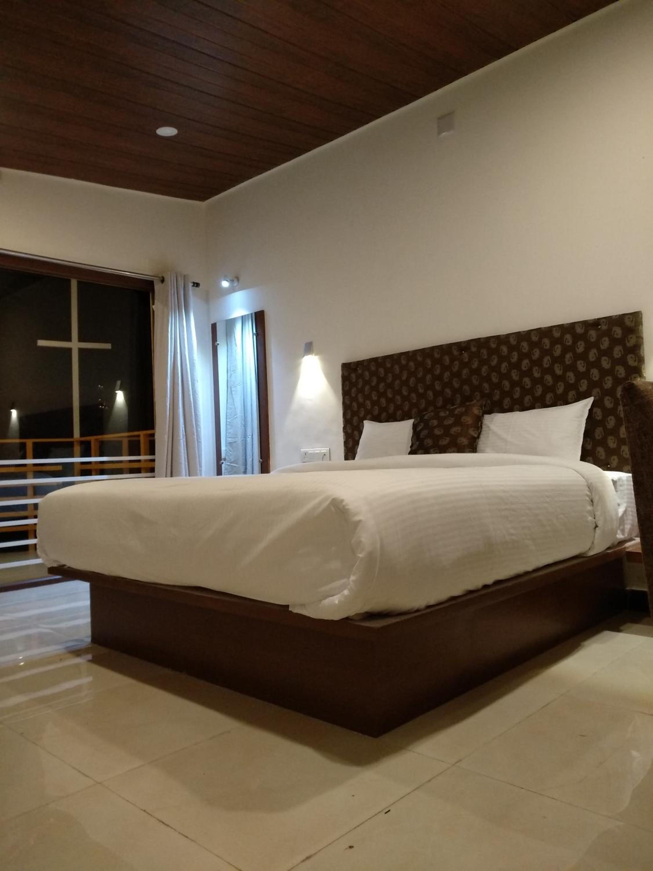 Deluxe Room with Balcony - Photo 4