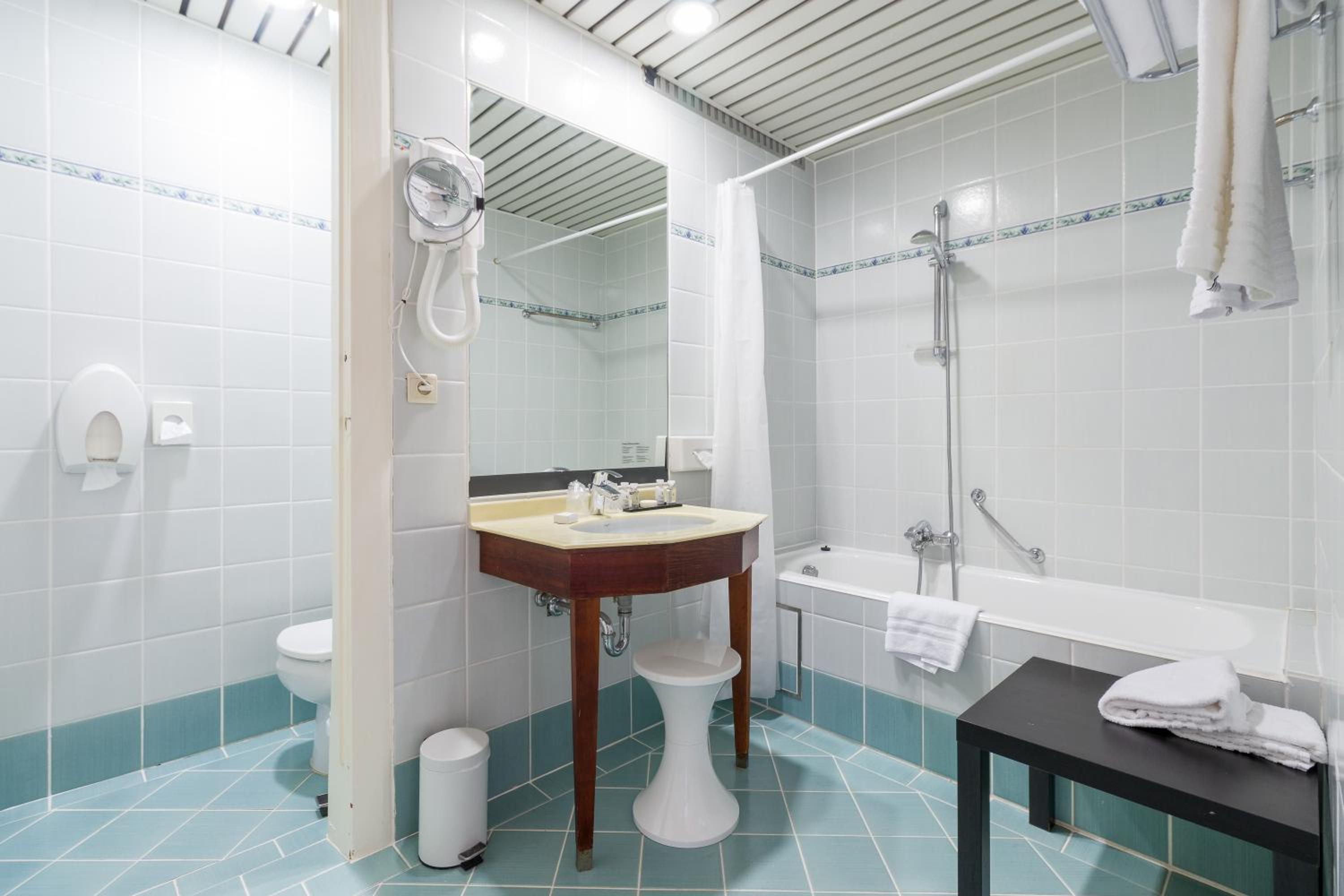 Classic Twin Room with Sea View - Photo 5