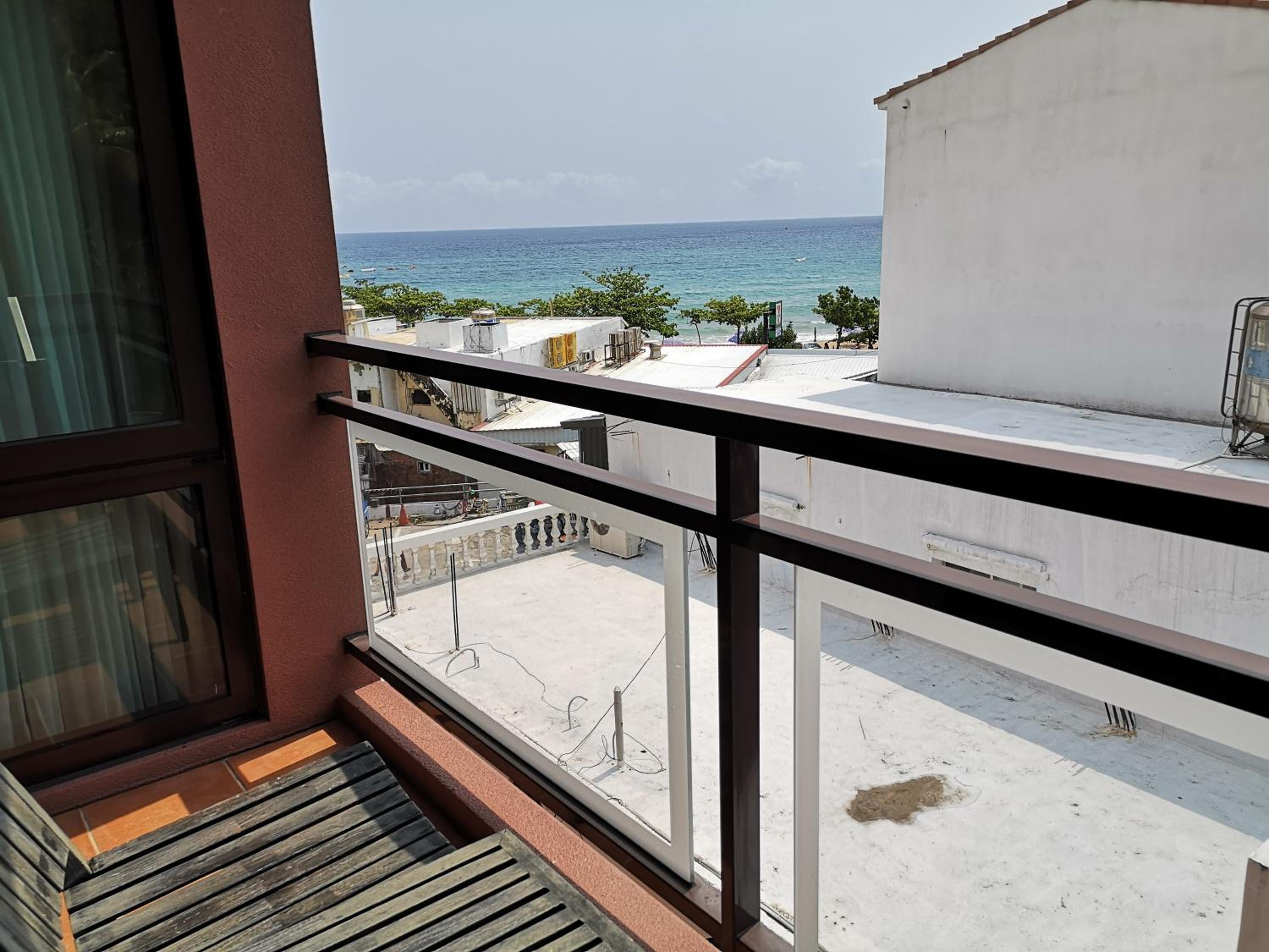 Deluxe Double Room with Side Sea View - Photo 11