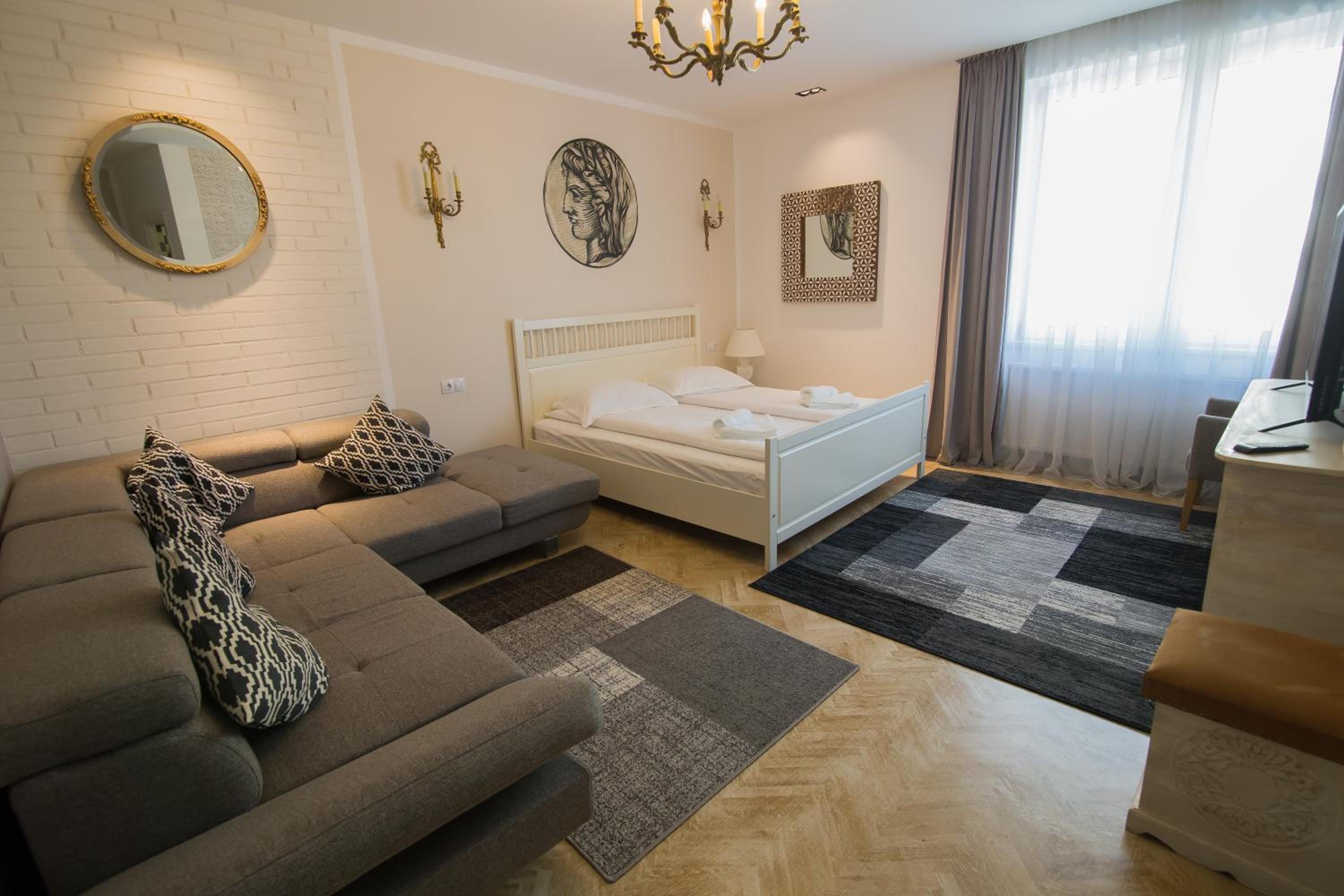 Suite - Photo 1