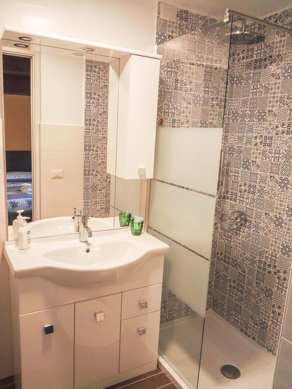 Double Room with Private Bathroom - Photo 3
