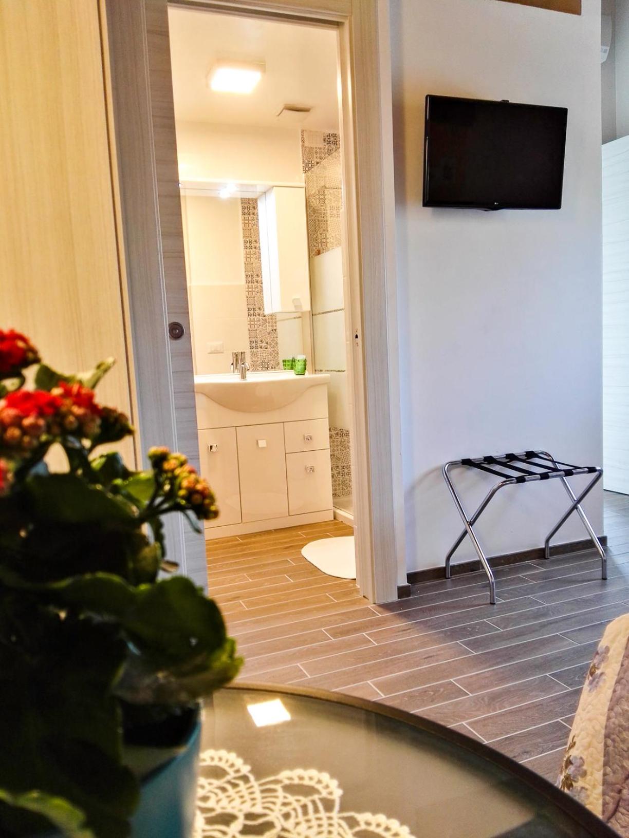 Double Room with Private Bathroom - Photo 2