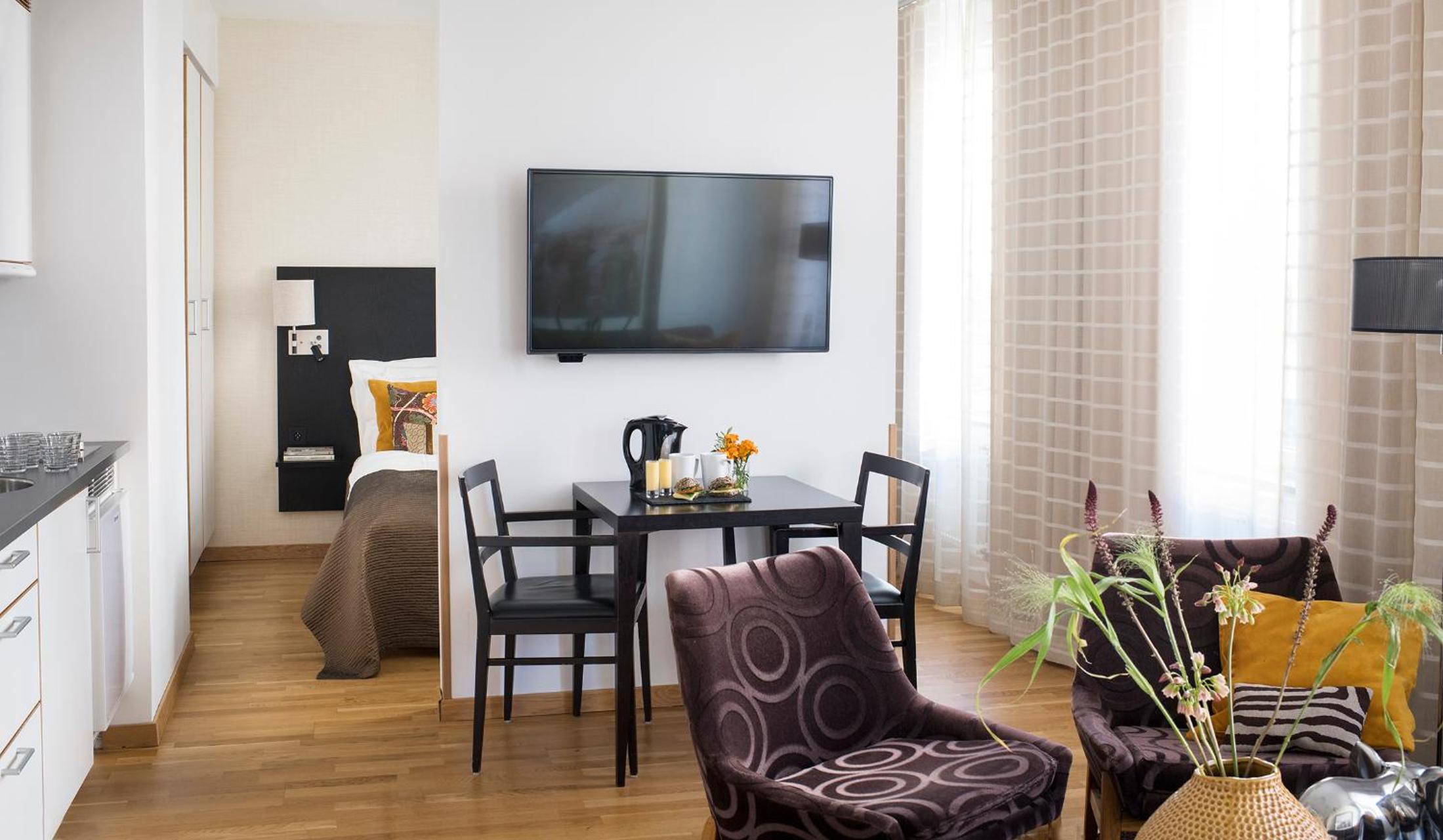 Family King Room with Sofa Bed - Photo 8