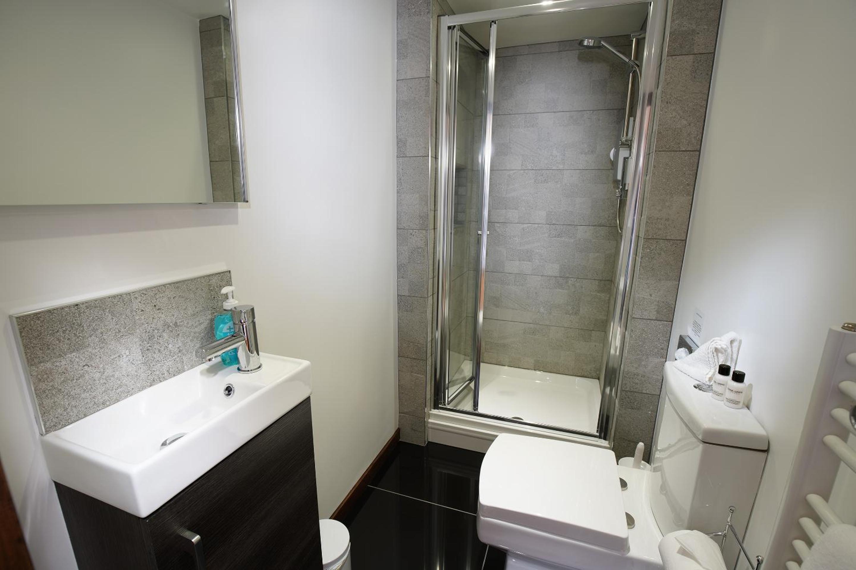 One Bedroom Lodge with Private Hot Tub & Spa photo 2