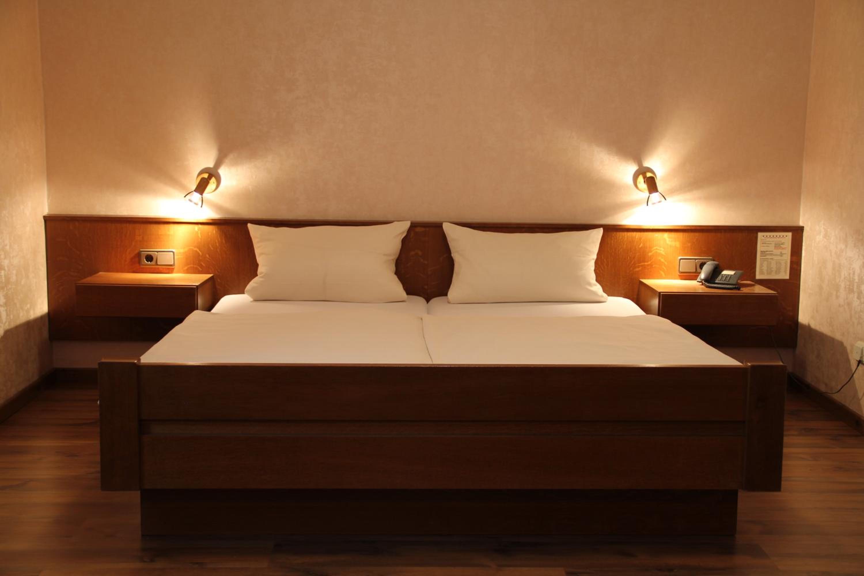 Budget Double Room - Photo 3
