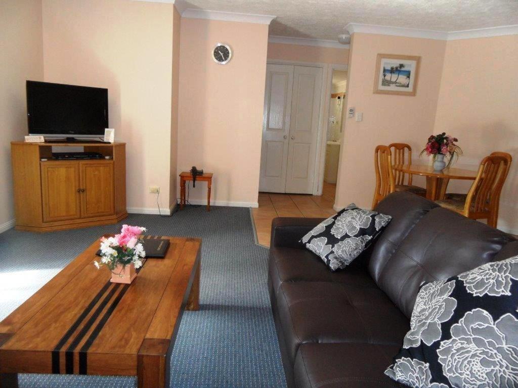 Two-Bedroom Apartment with Pool View photo 3