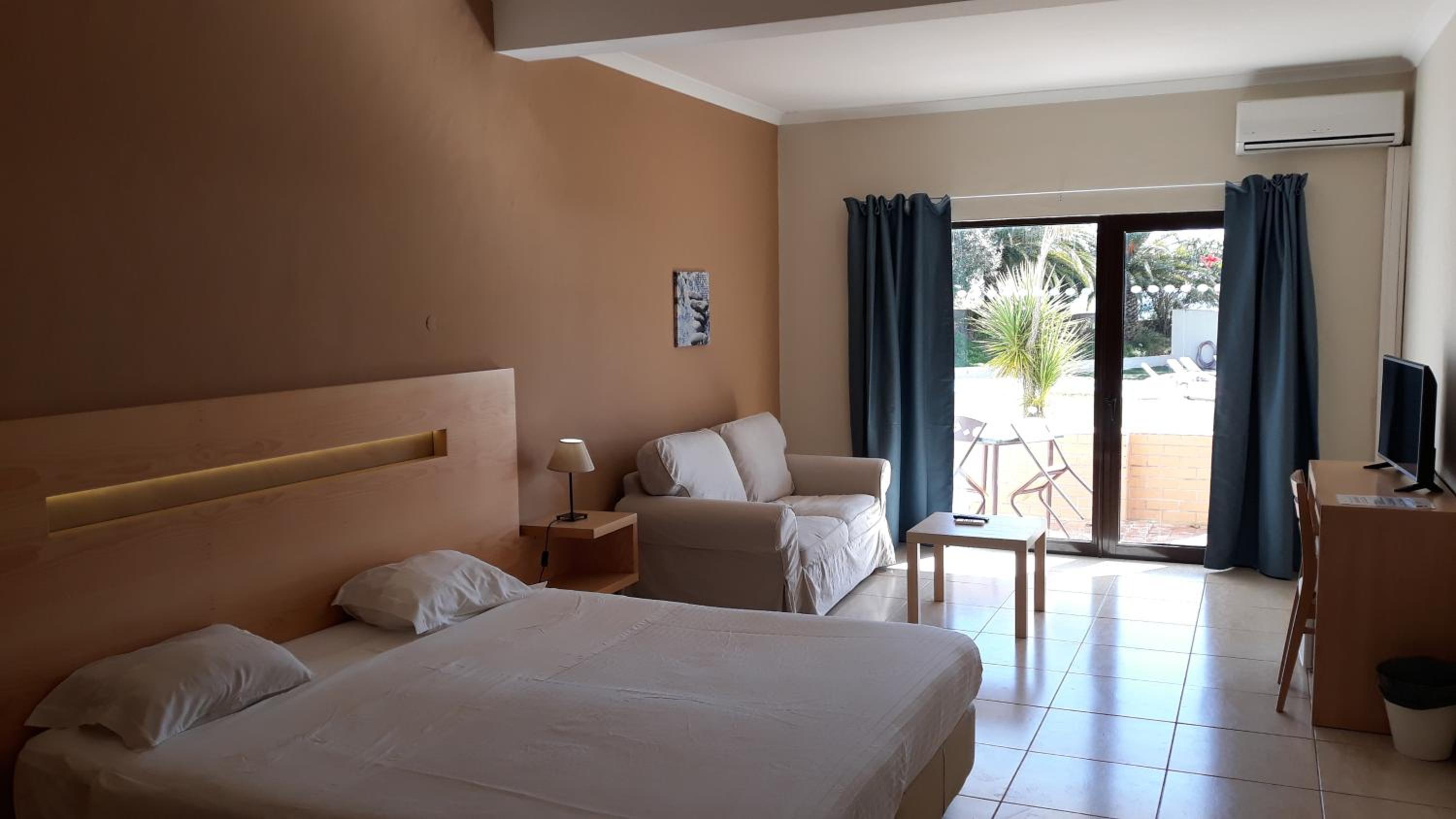 Doppel- oder Zweibettzimmer mit Poolblick