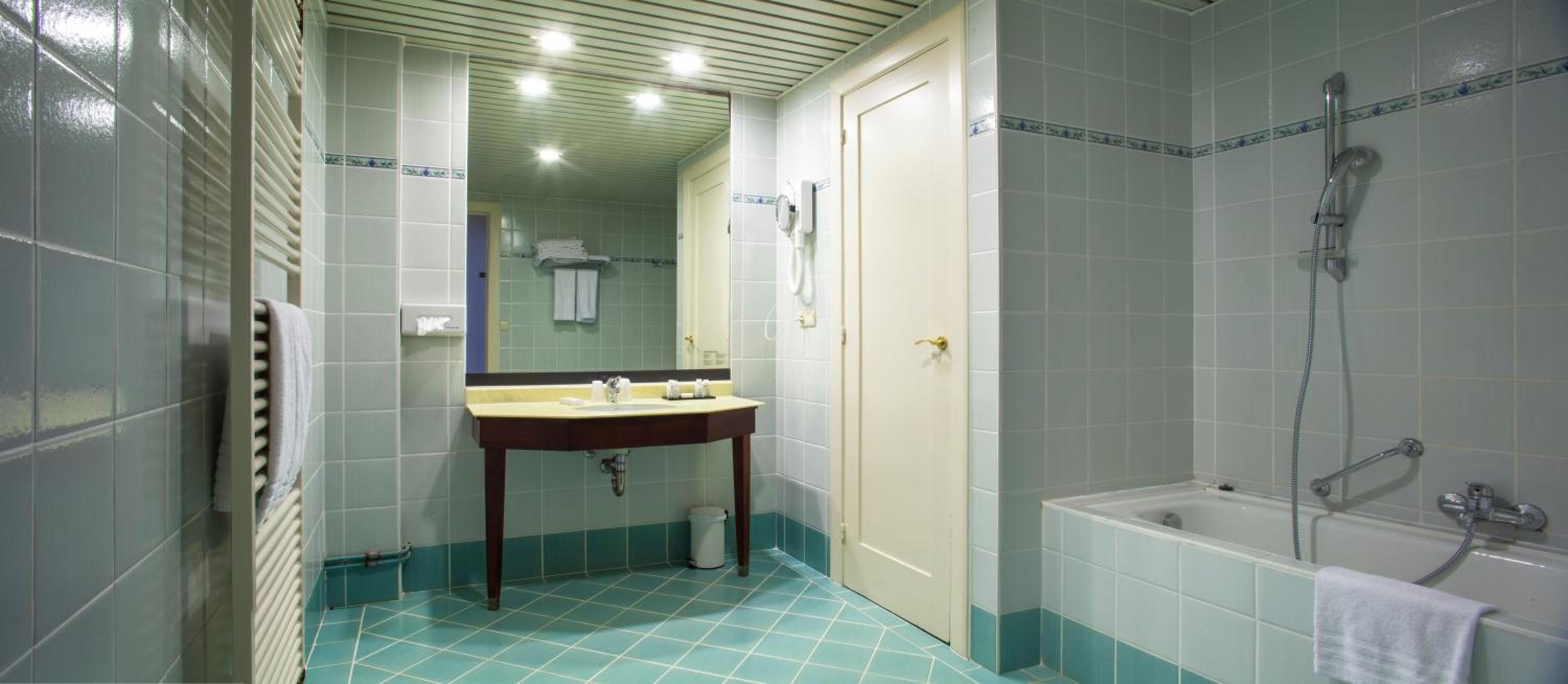 Classic Triple Room with Sea View - Photo 4