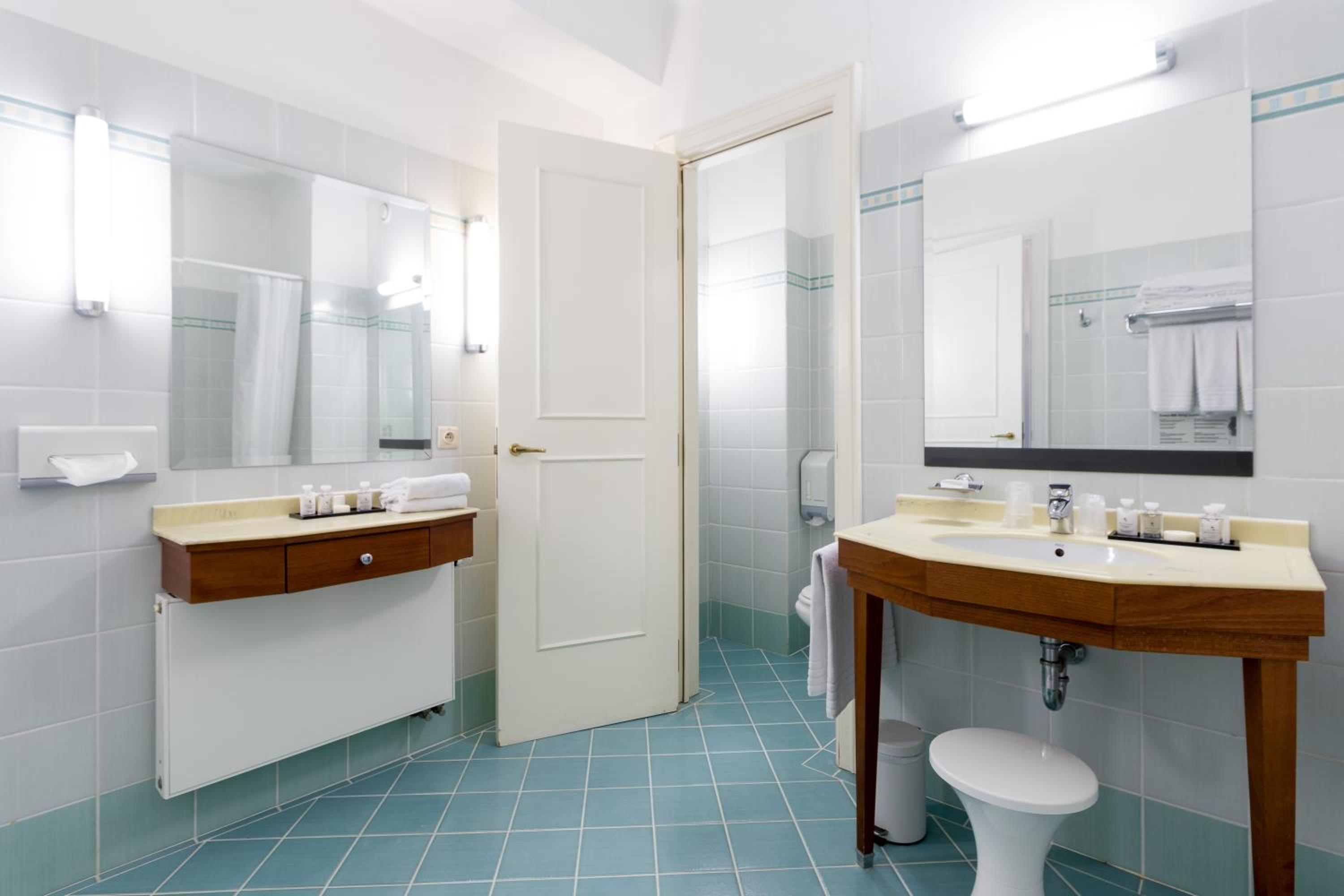 Classic Triple Room with Sea View - Photo 6