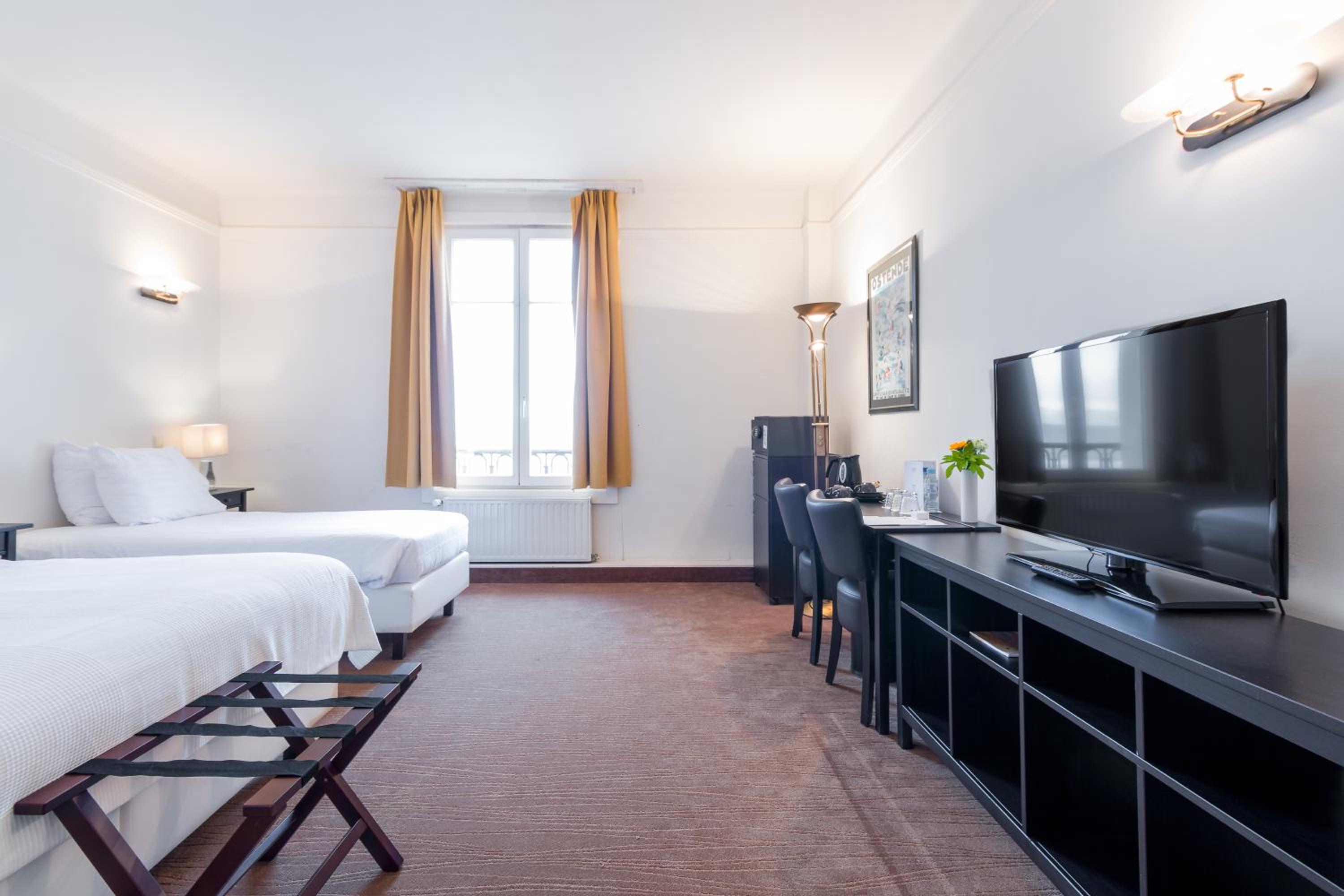 Classic Triple Room with Sea View - Photo 2