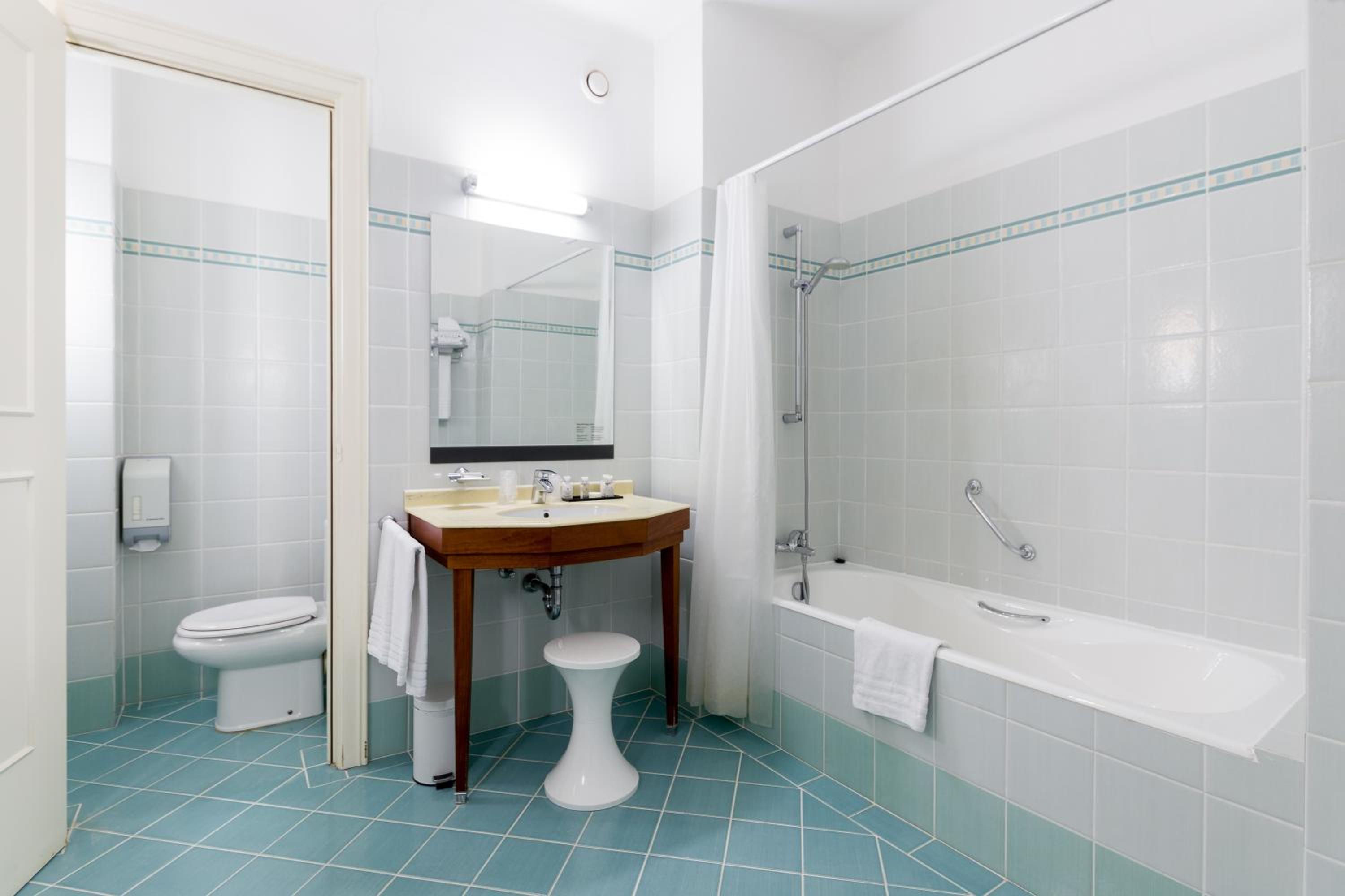 Classic Triple Room with Sea View - Photo 5