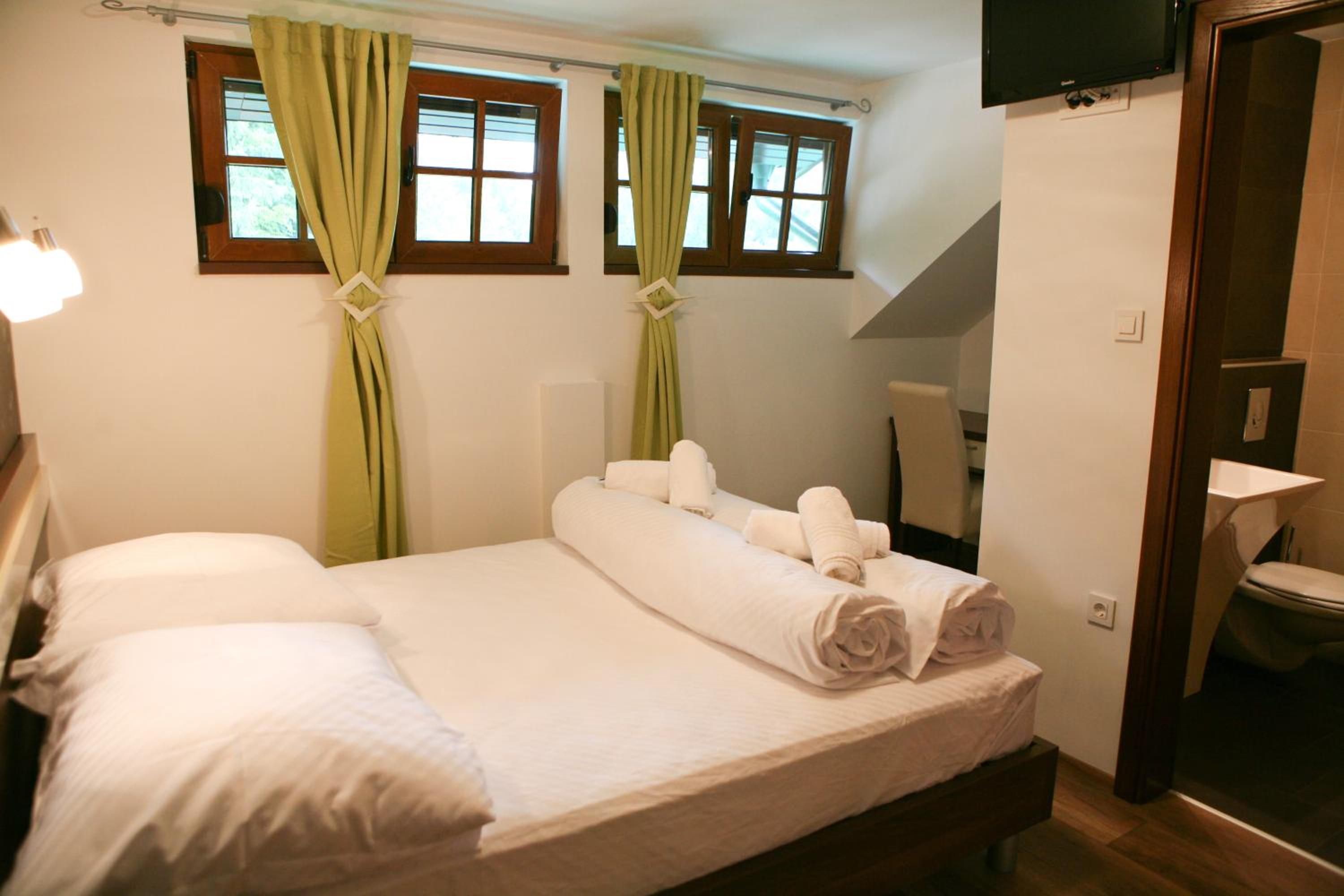 Double Room - Photo 9