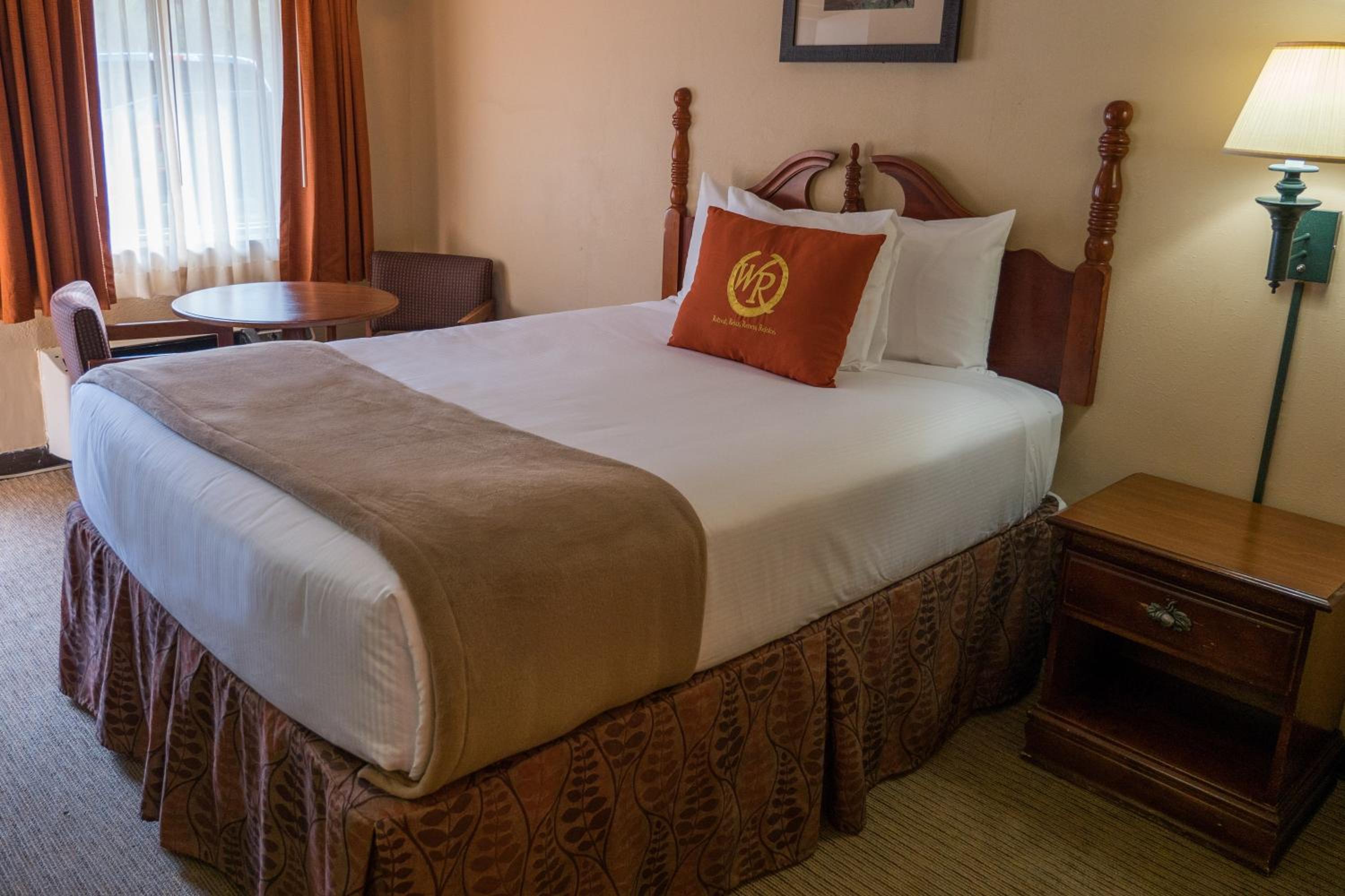 Queen Guestroom - Photo 1