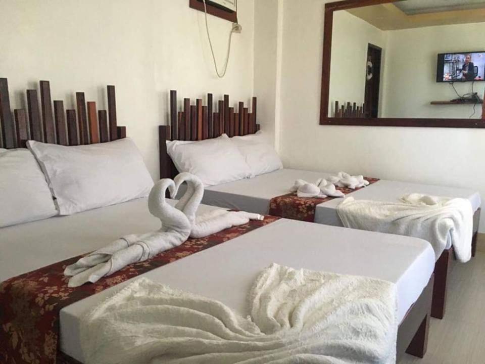 Quadruple Room with Private Bathroom - Photo 7