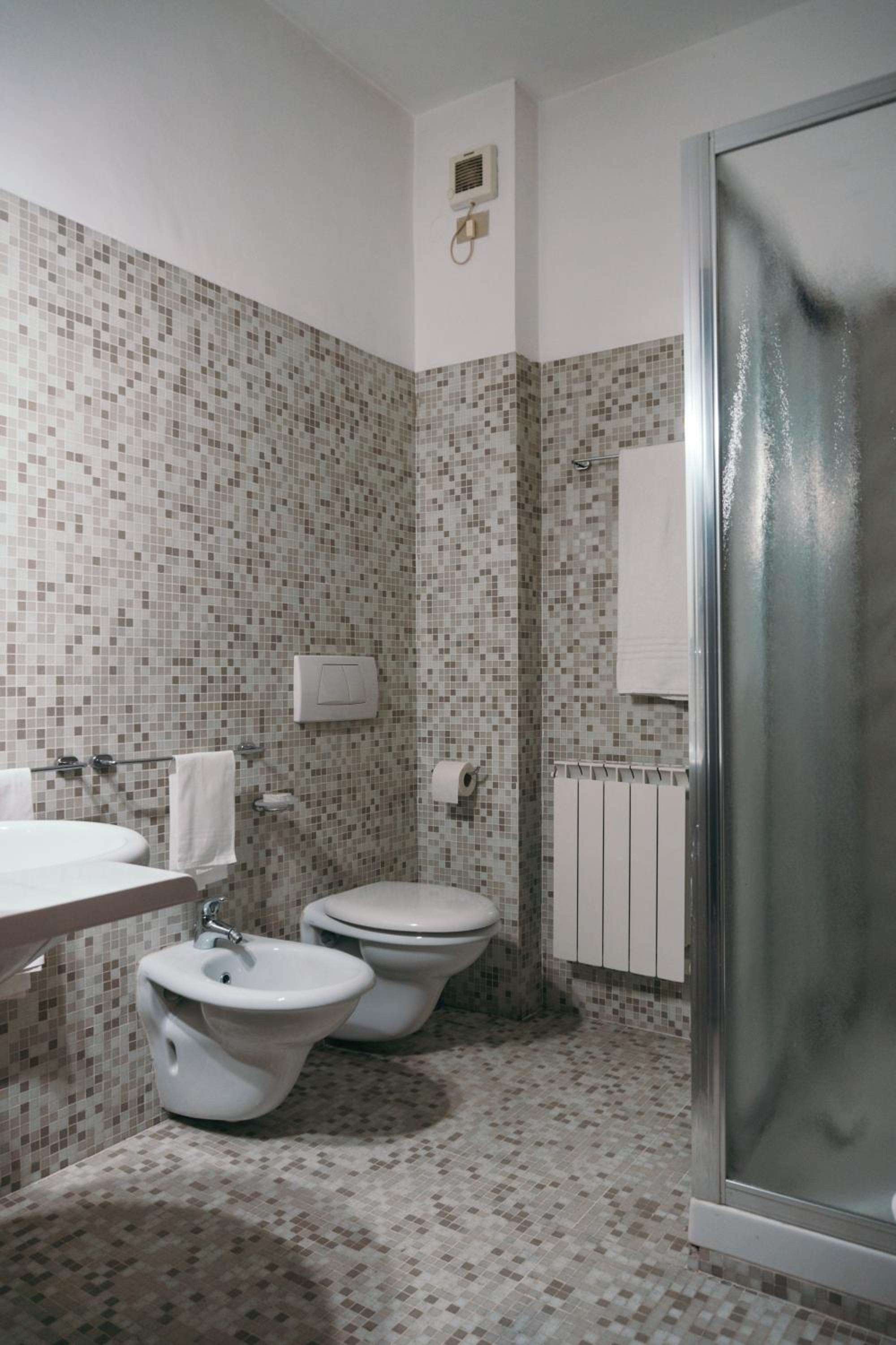 Double or Twin Room - Photo 4