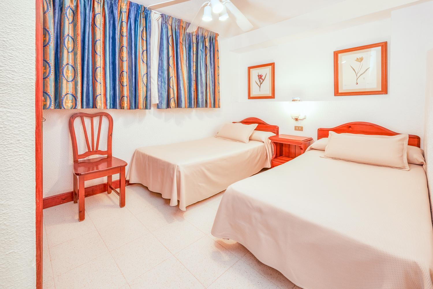 Apartamento clásico de dos dormitorios con vista al mar