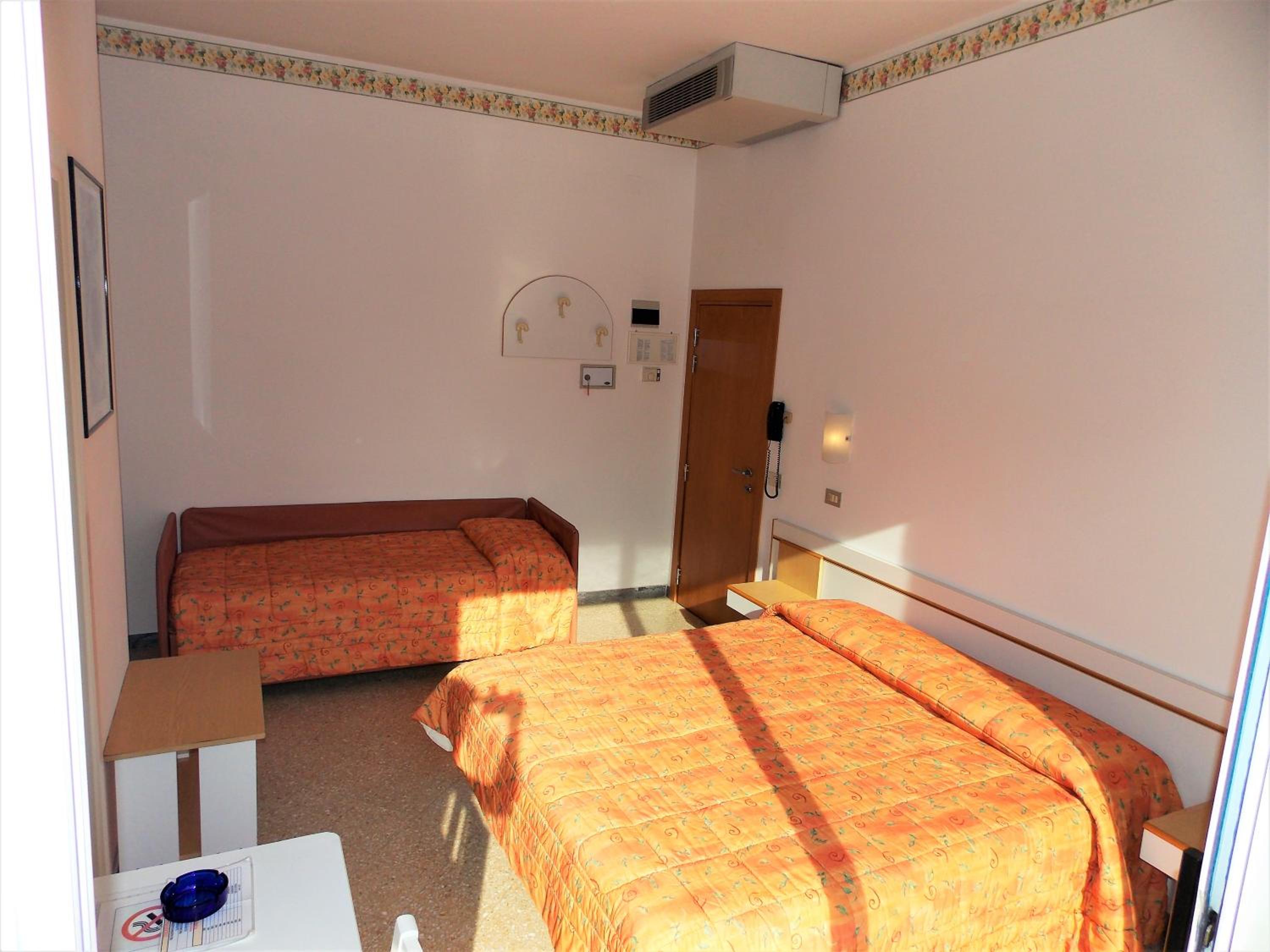 Standard Triple Room - Photo 5