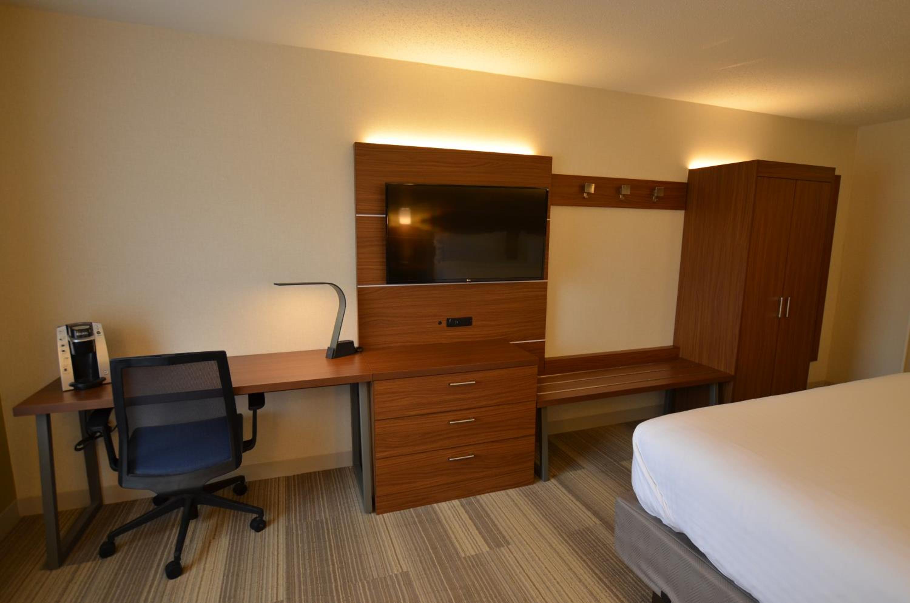 Standard King Room with Mobility Accessible Roll-In Shower - Photo 1