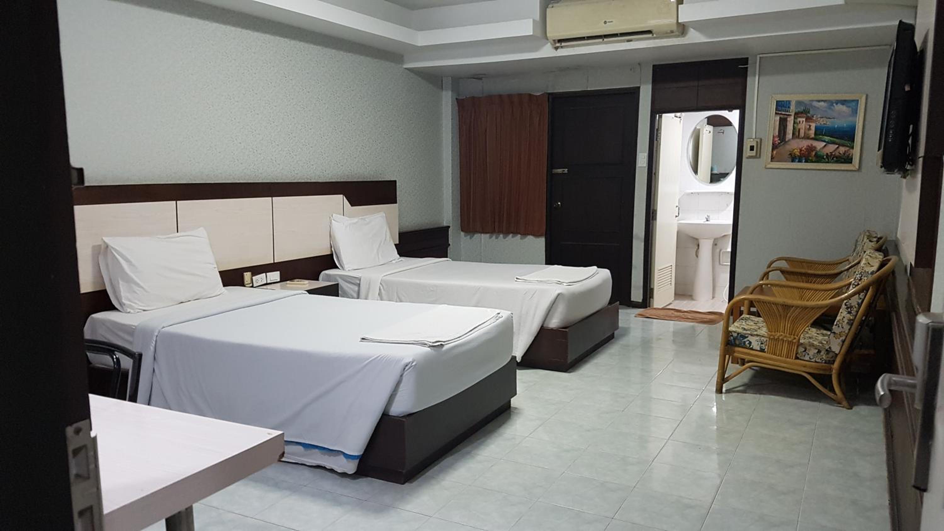 Budget Twin Room - Photo 1