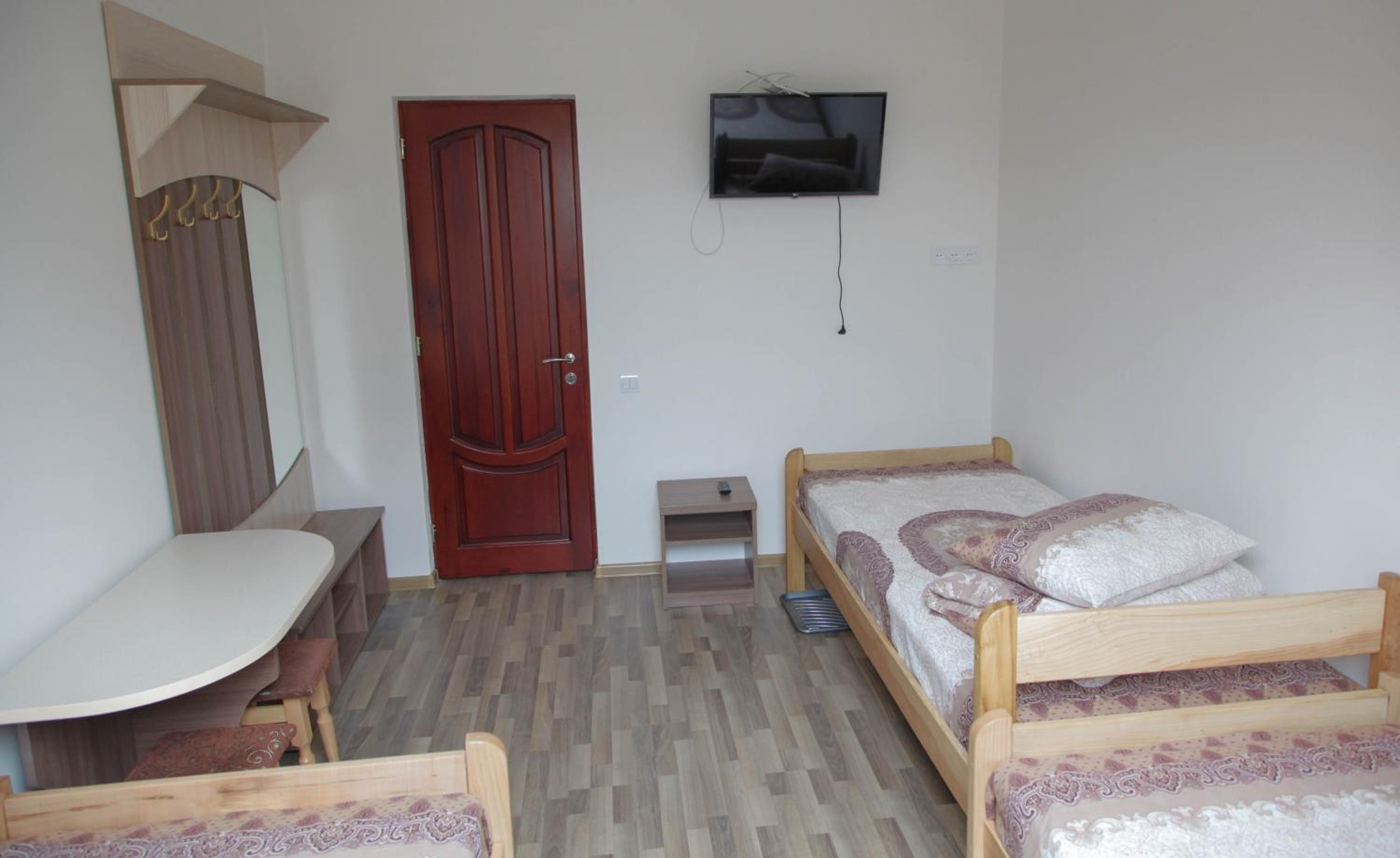 Economy Triple Room photo 3