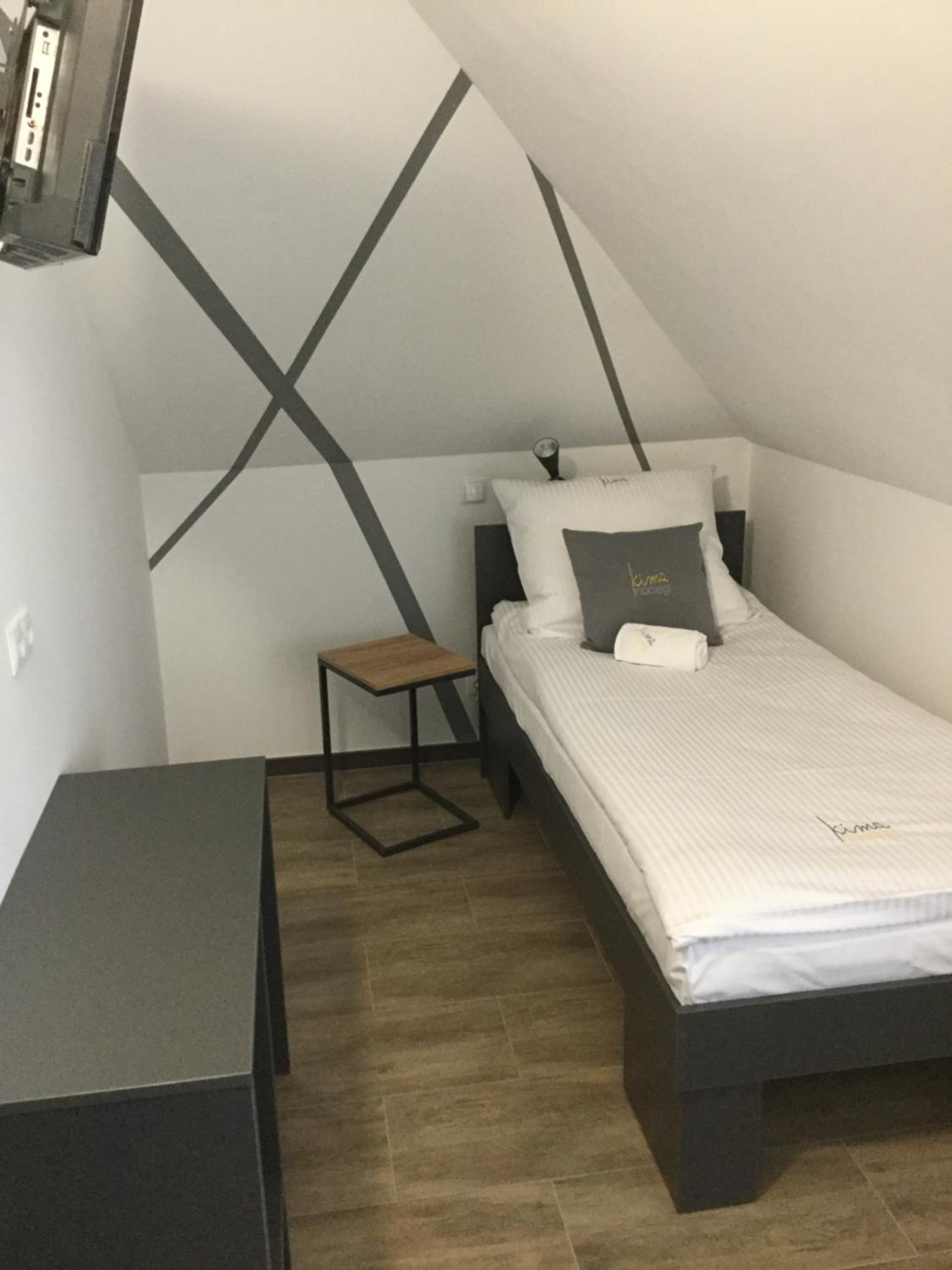 Single Room with Private Bathroom photo 2