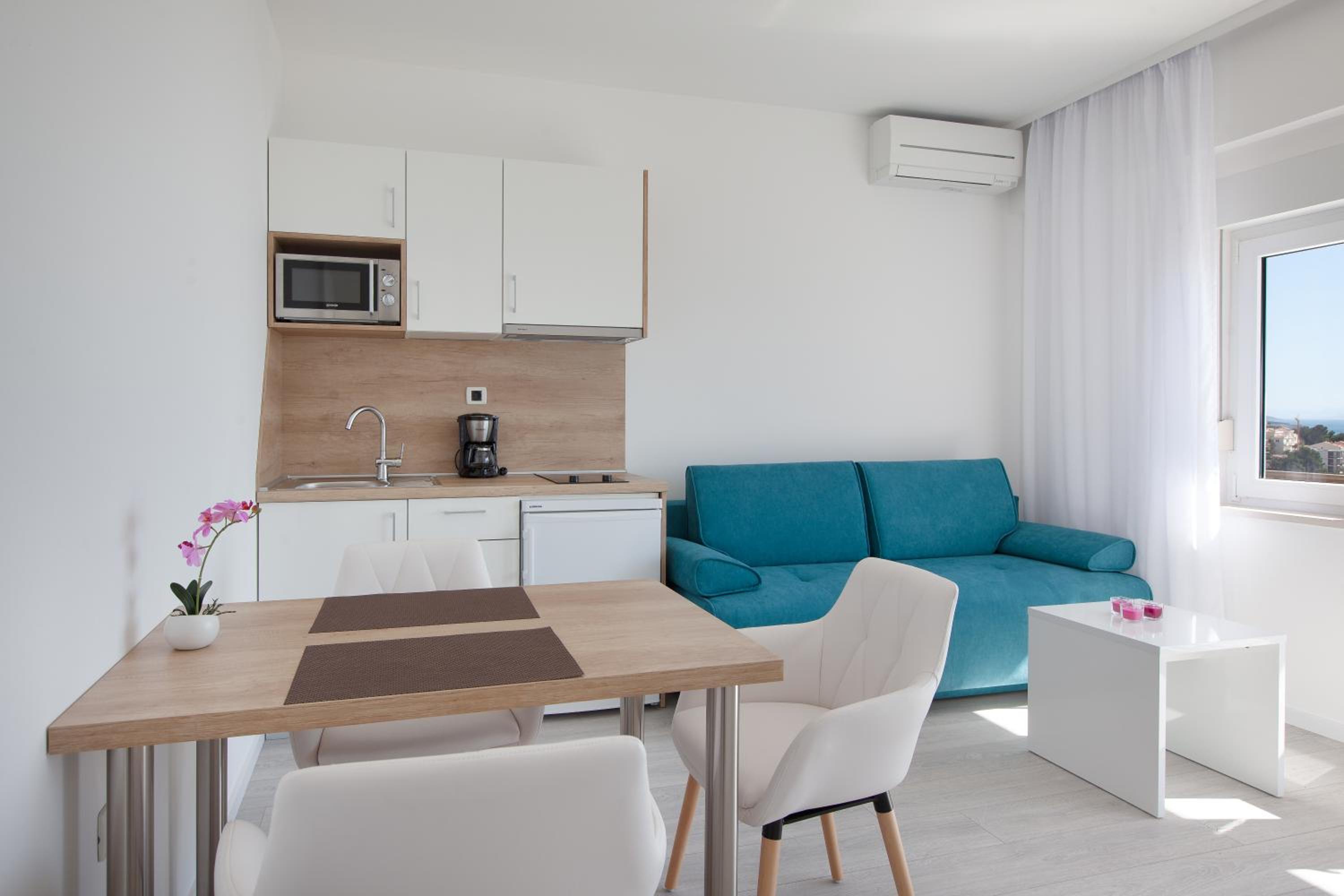 One-Bedroom Apartment with Sea View and Terrace photo 2