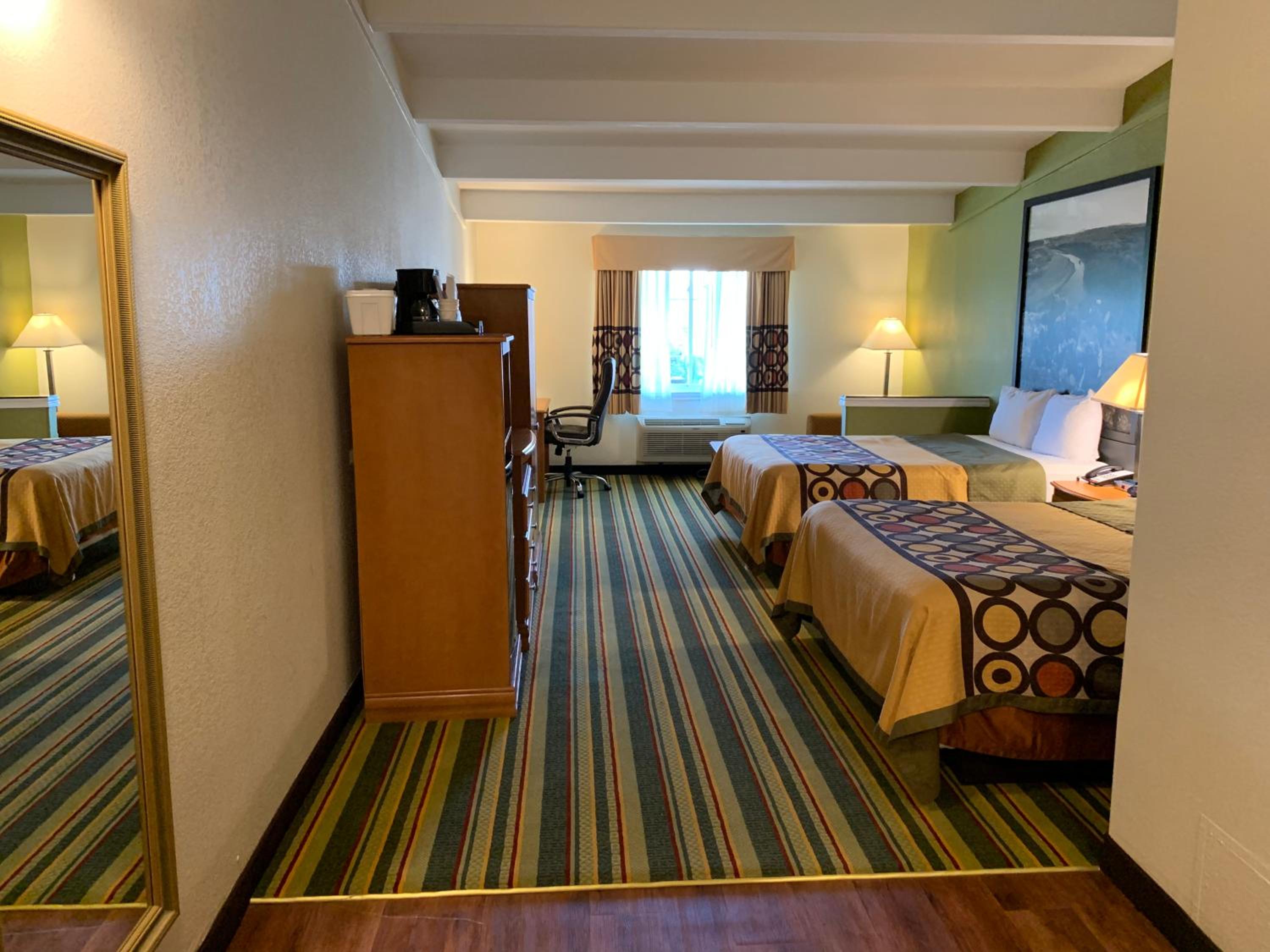 Queen Room With Two Queen Beds - Non-Smoking - Photo 11
