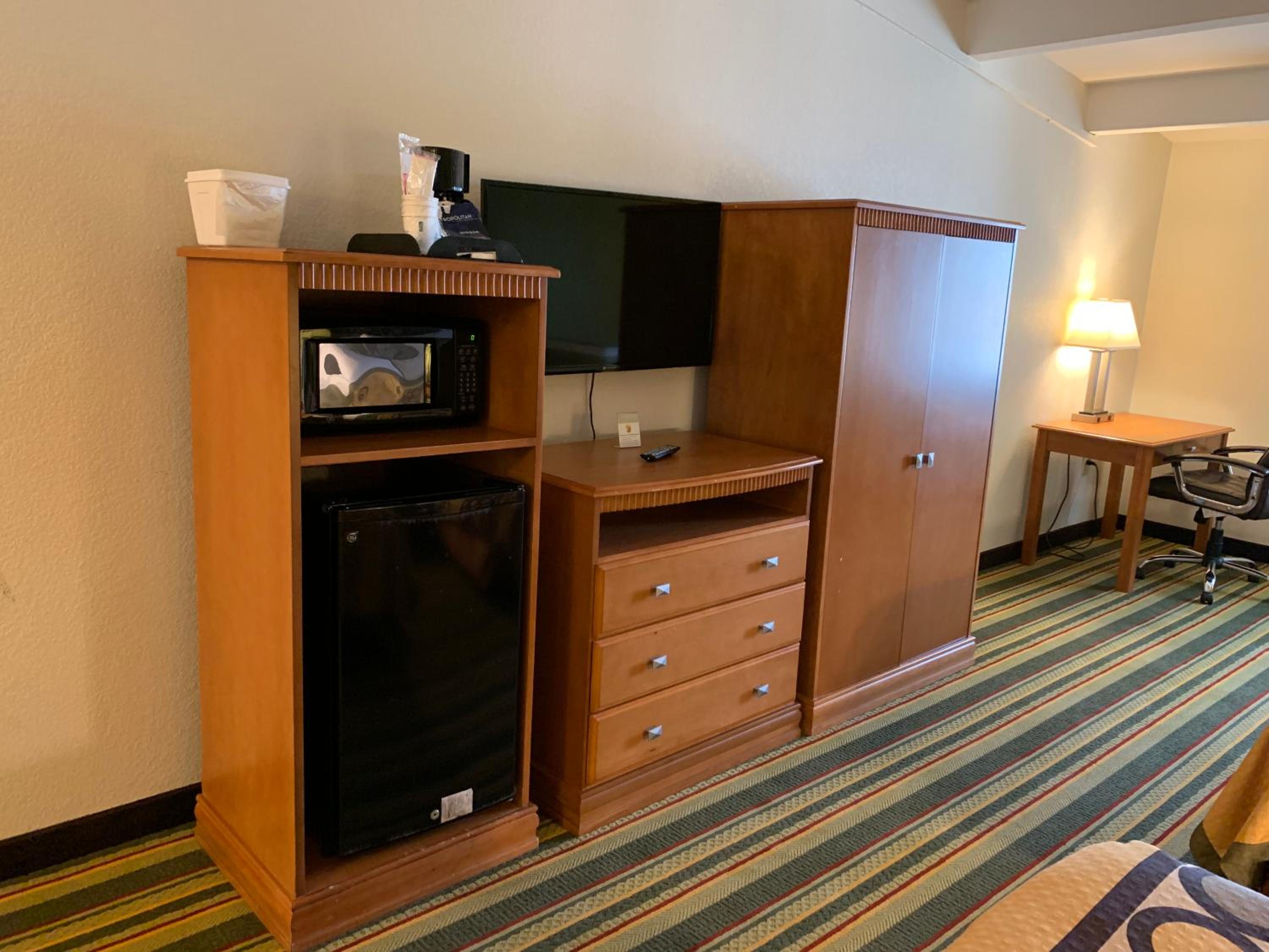 Queen Room With Two Queen Beds - Non-Smoking - Photo 5