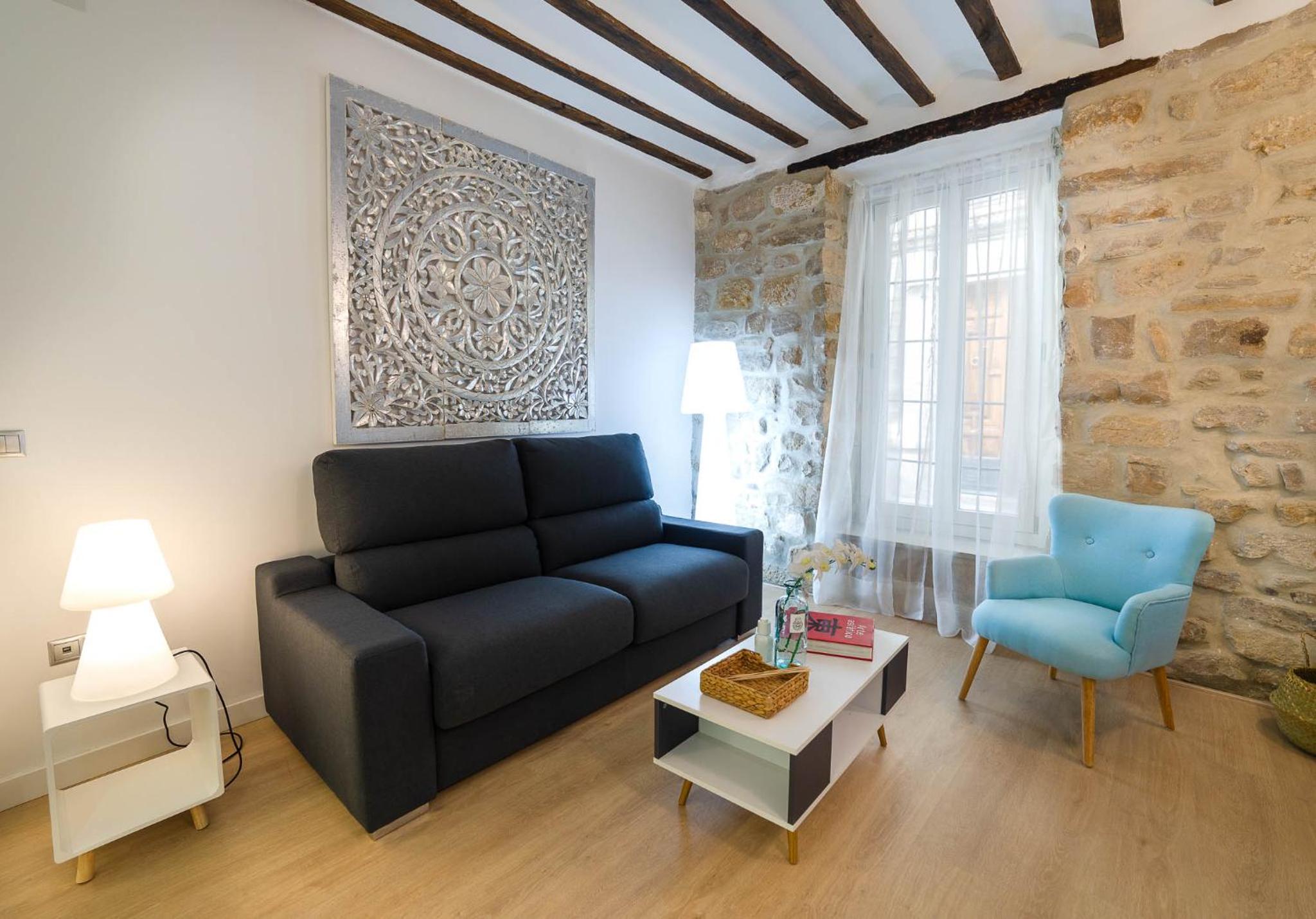 One-Bedroom Apartment - Photo 2