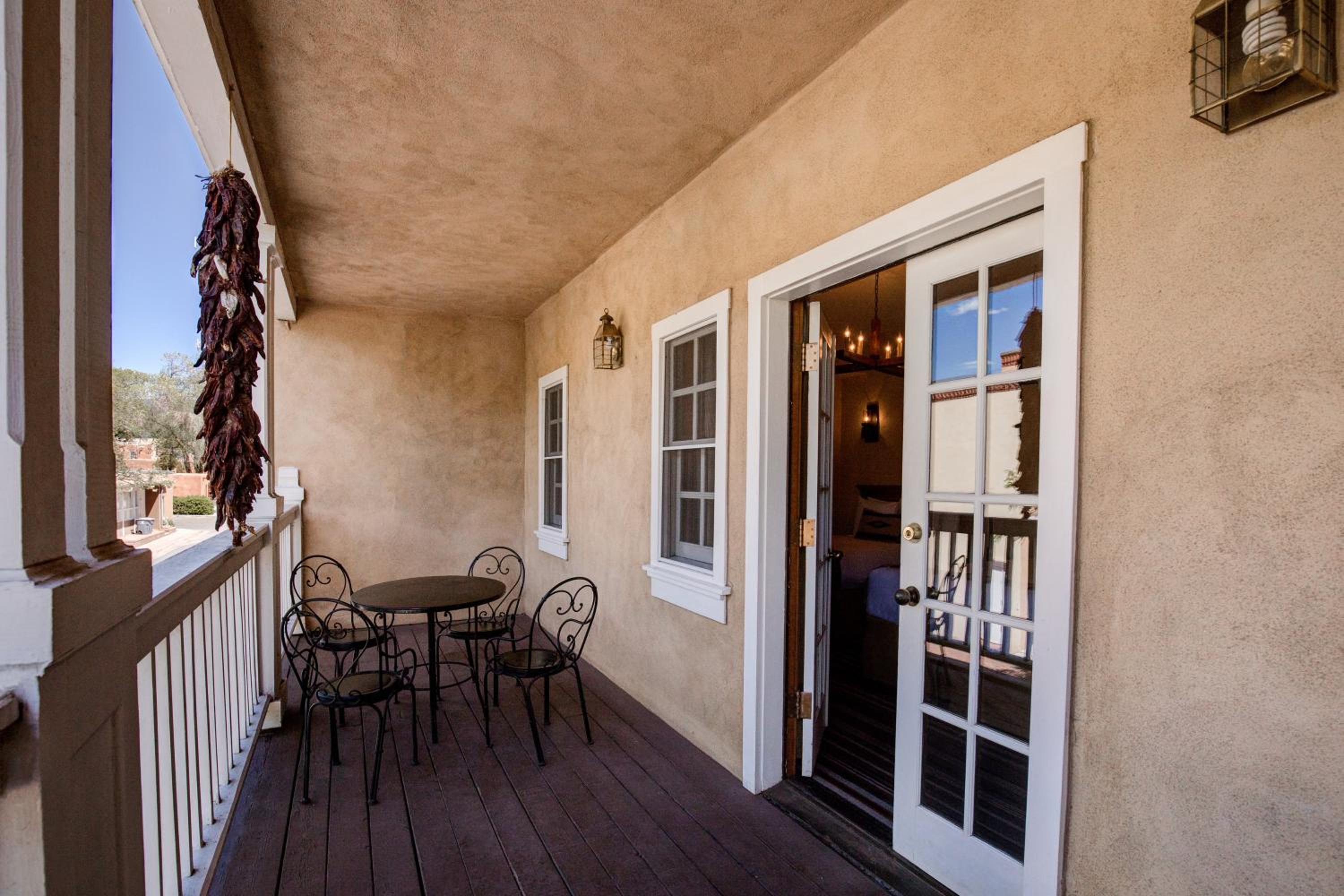 Deluxe King Suite with Balcony - Photo 4