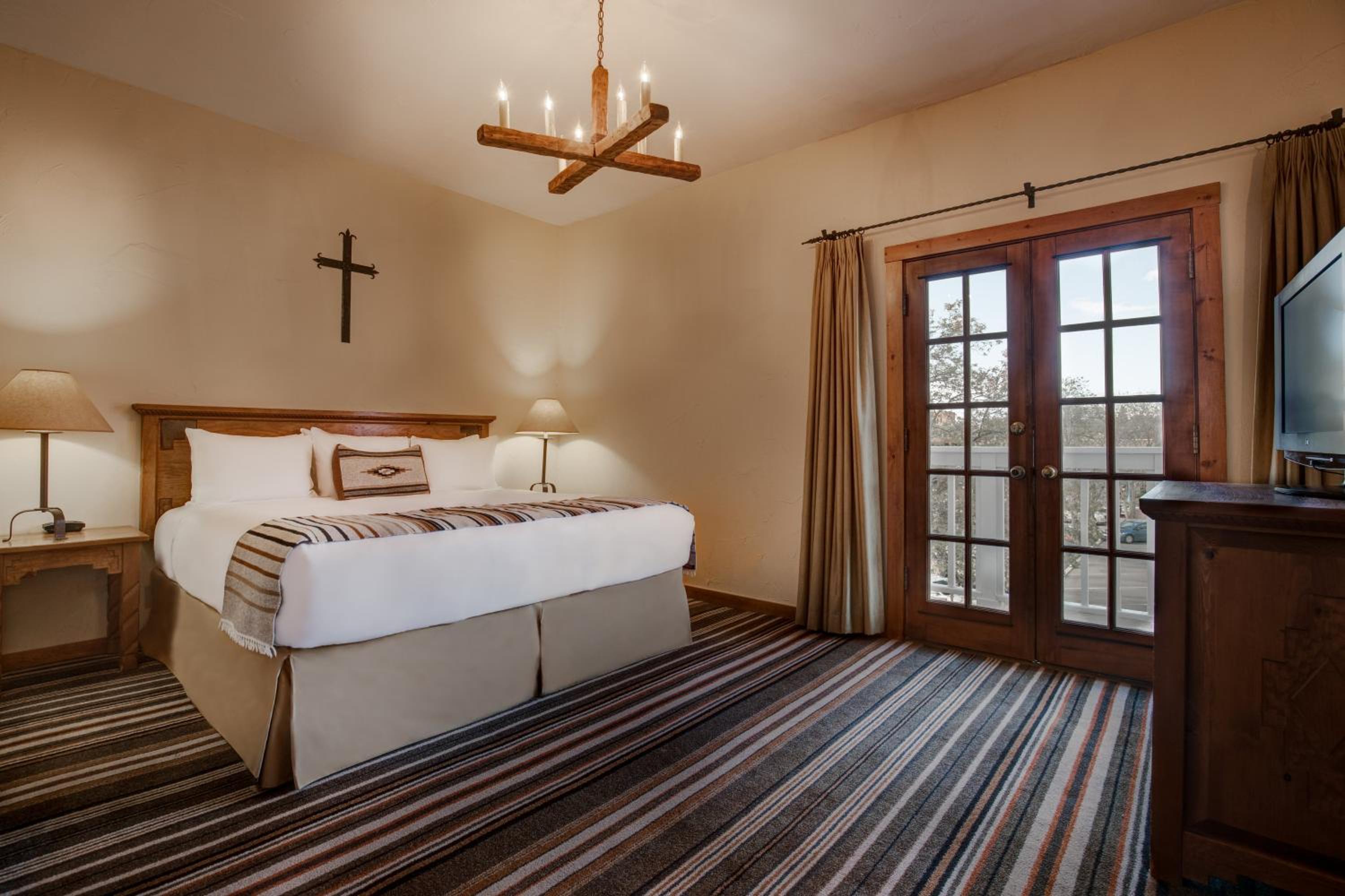 Deluxe King Suite with Balcony - Photo 2