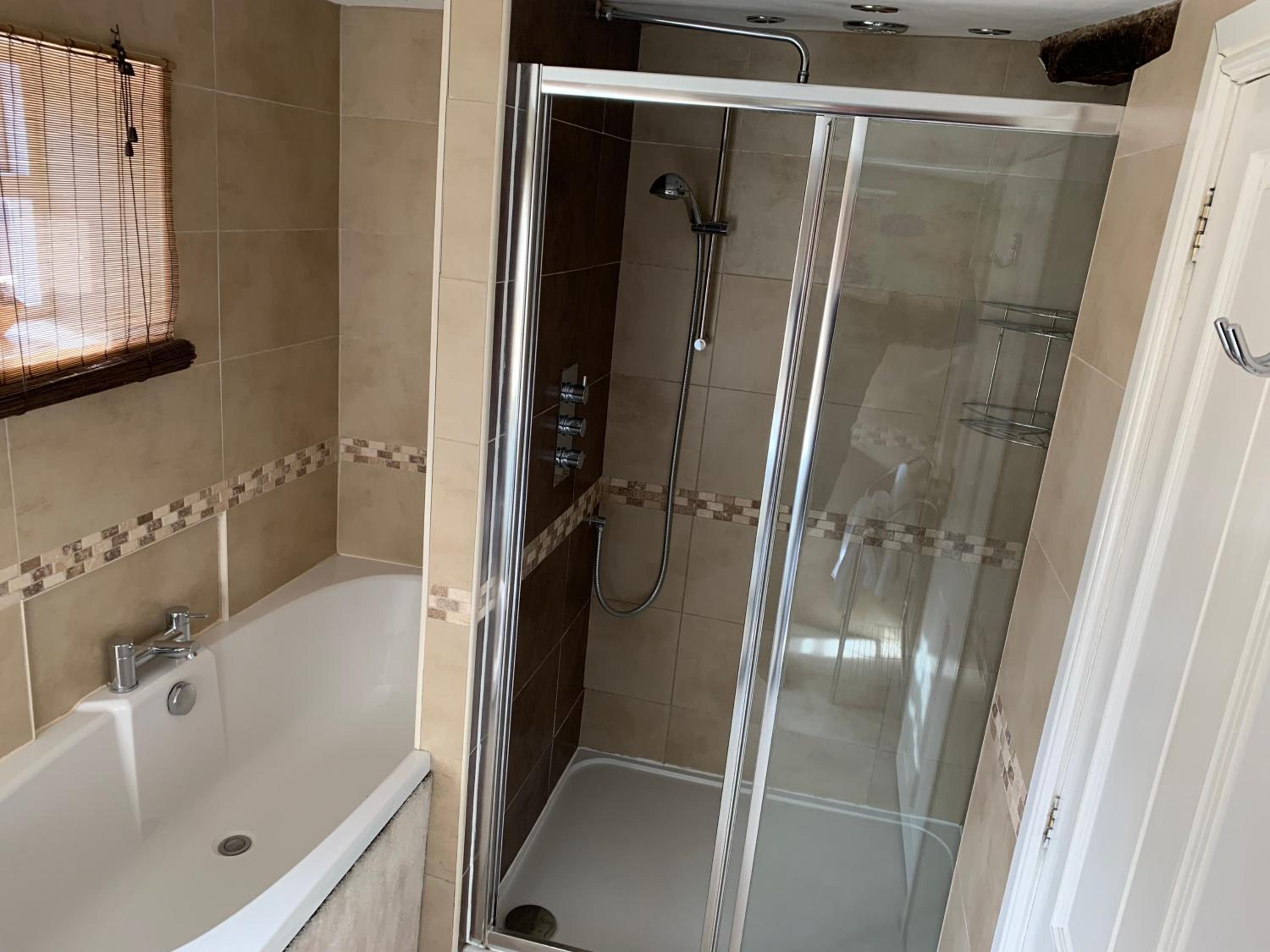 Deluxe Double Room with Bath - Photo 4