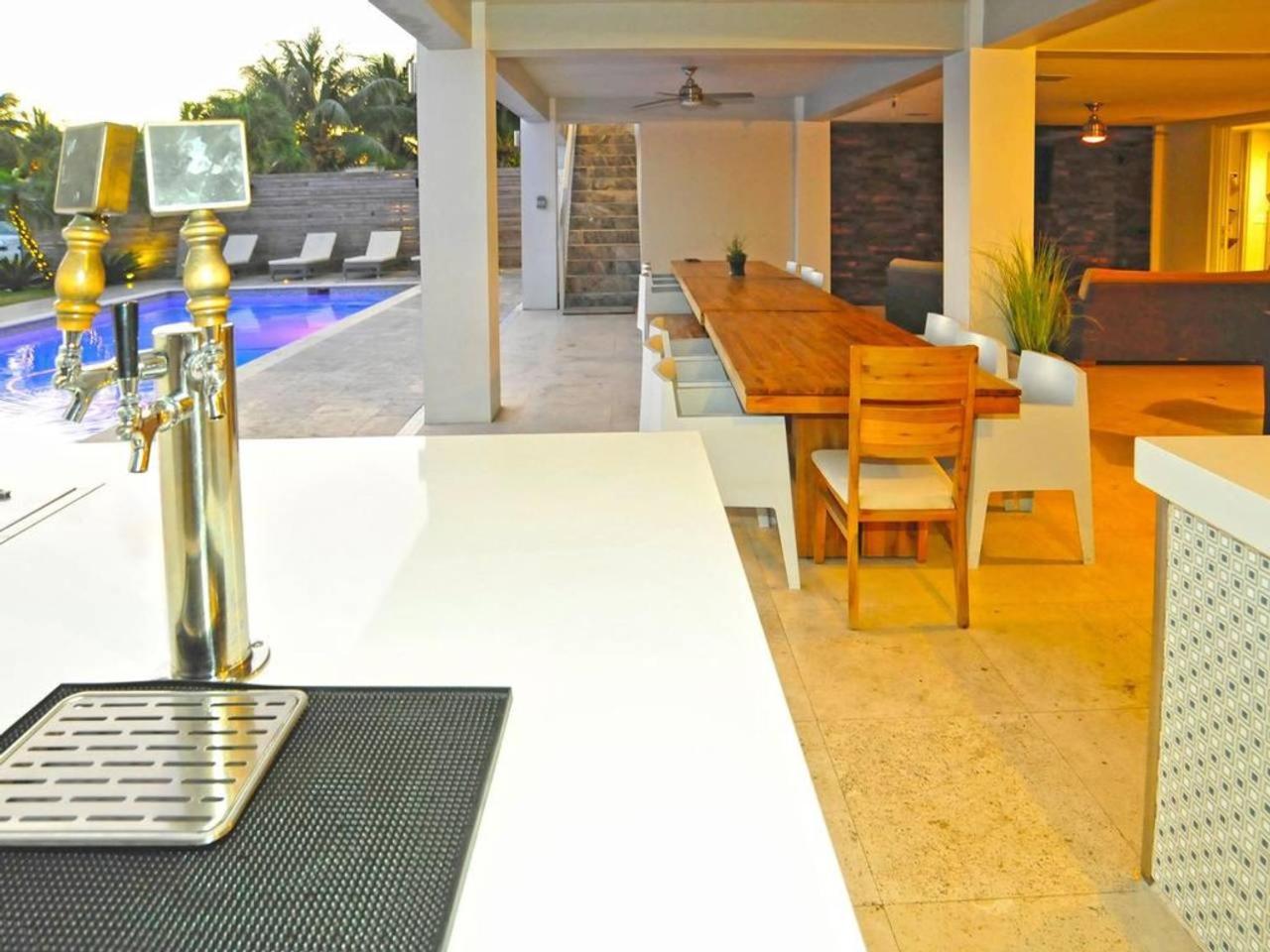 Six-Bedroom Villa  photo 2