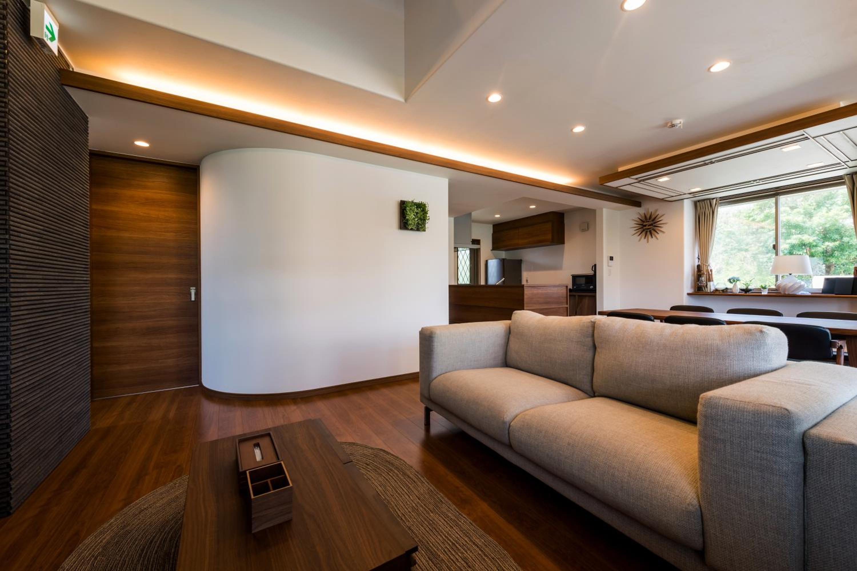 Villa - Photo 1