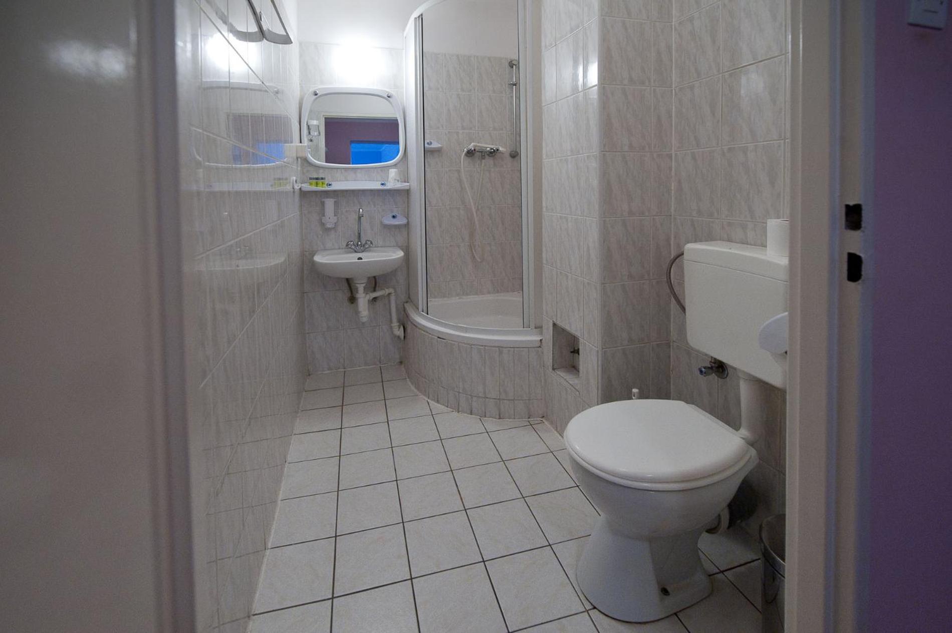 Two-Bedroom Apartment (5 Adults) - Photo 5