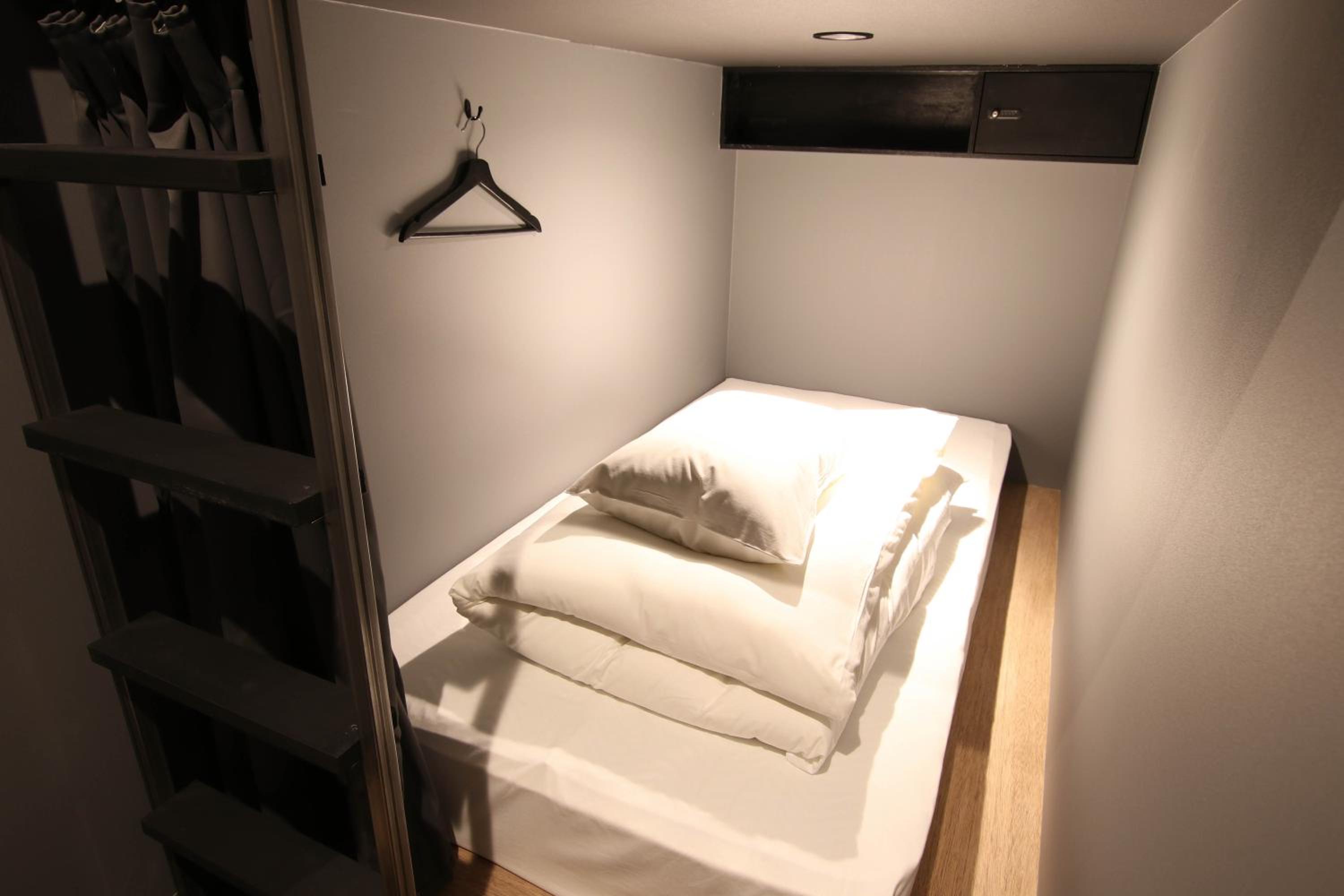 Single Bed in Mixed Dormitory Room
