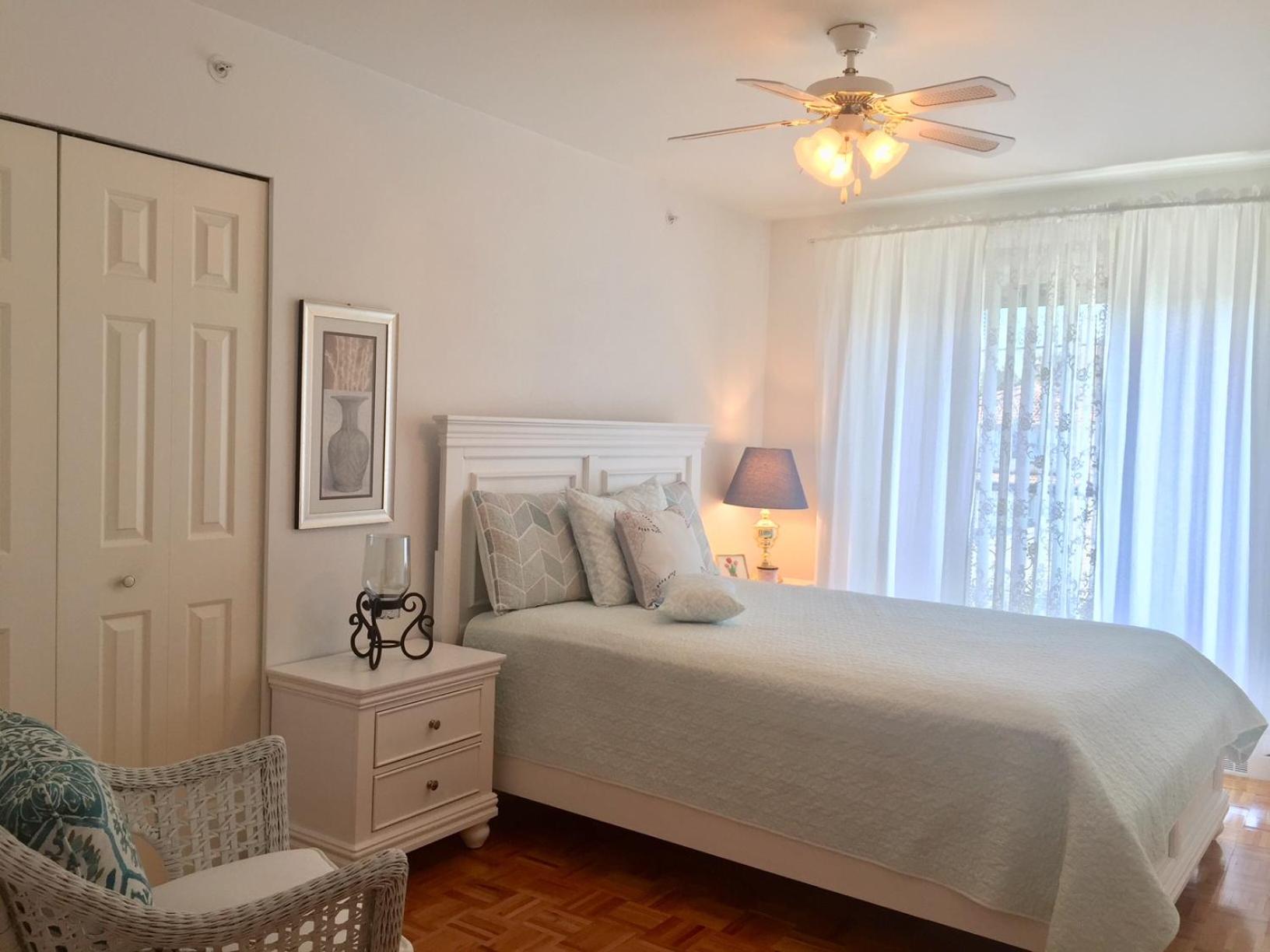Queen Room with Shared Bathroom photo 1