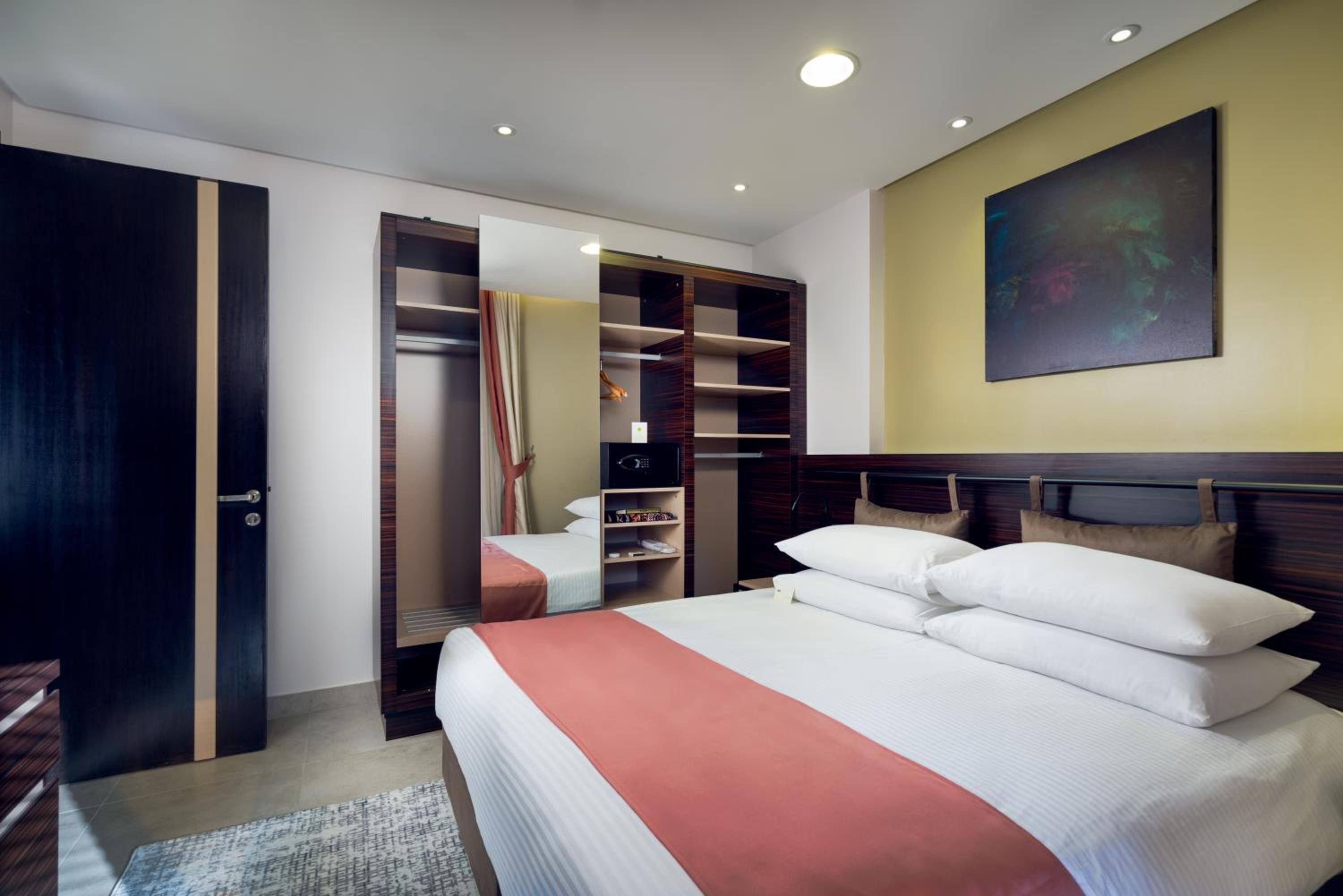 One-Bedroom Apartment - Photo 2