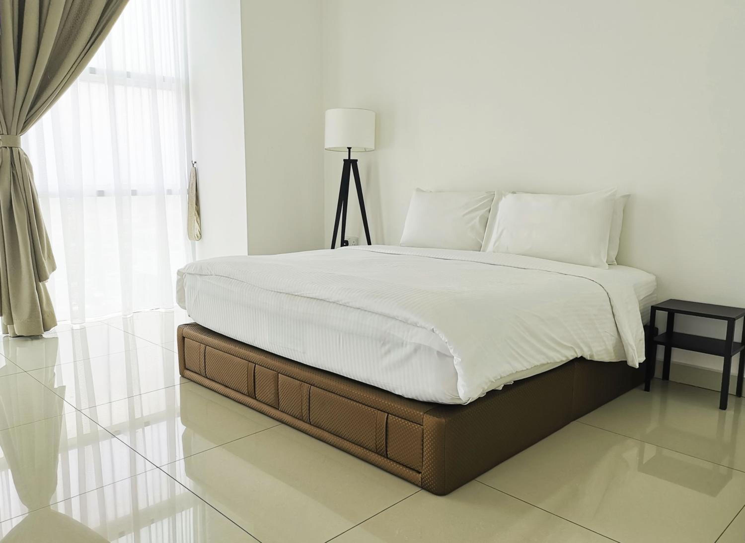 Executive 4 bedroom Duplex – 3 King Bed & 3 Single Bed Executive 4 bedroom Duplex – 3 King Bed & 3 Single Bed