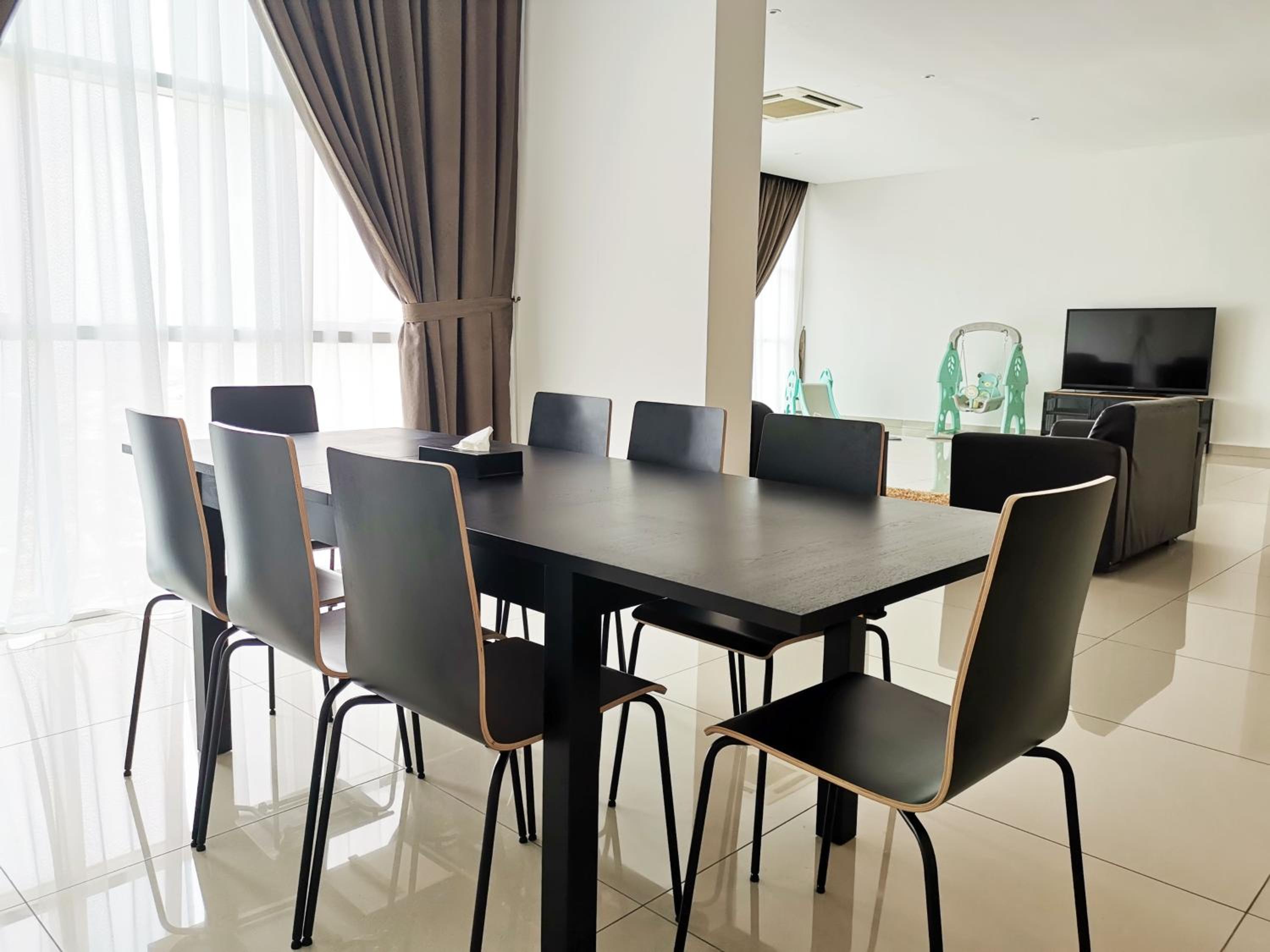 Executive 4 bedroom Duplex – 3 King Bed & 3 Single Bed Executive 4 bedroom Duplex – 3 King Bed & 3 Single Bed