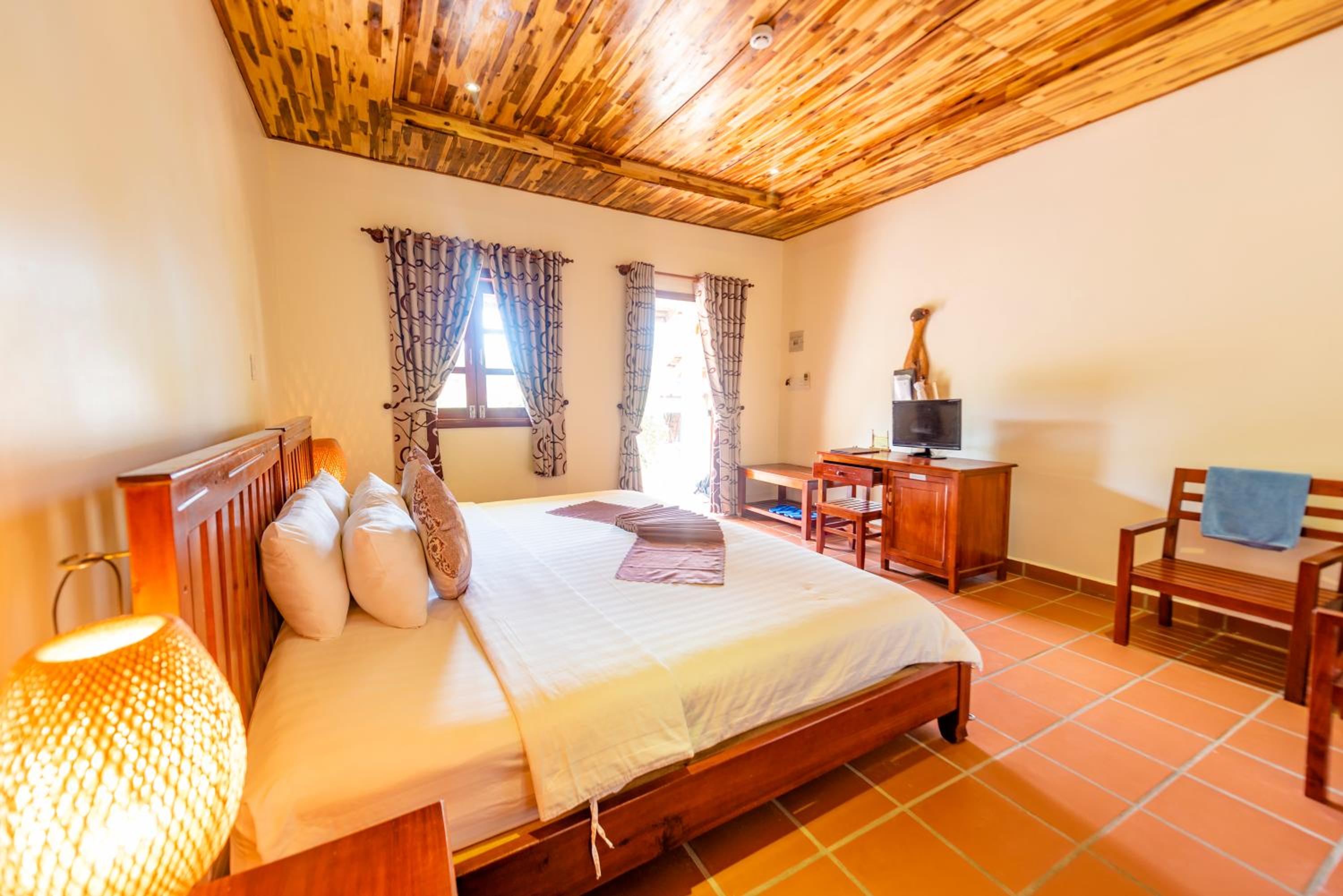 Deluxe Double Room with Partial Sea View photo 3