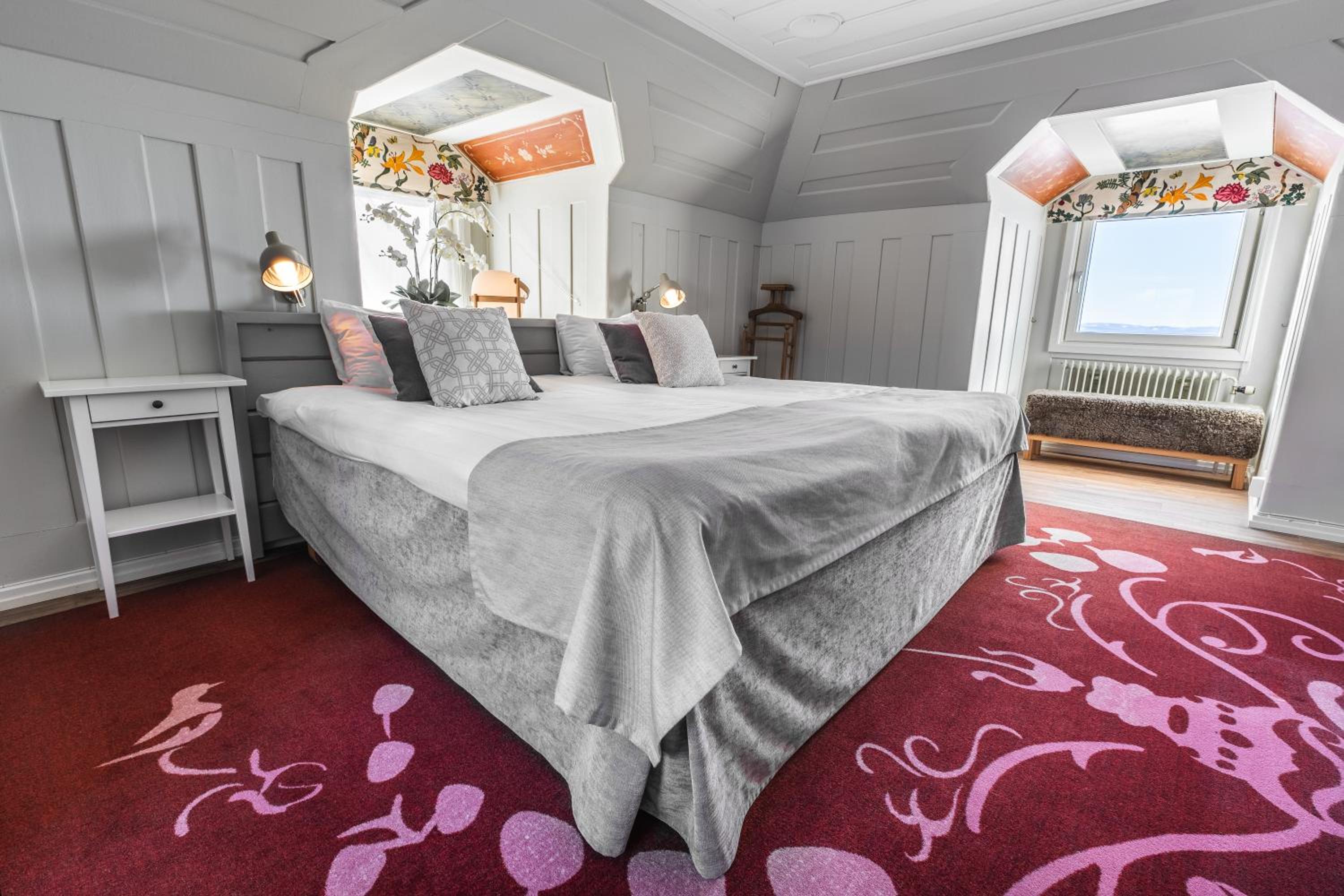 Twin Suite with Jetted Tub and Lake View  - Photo 1