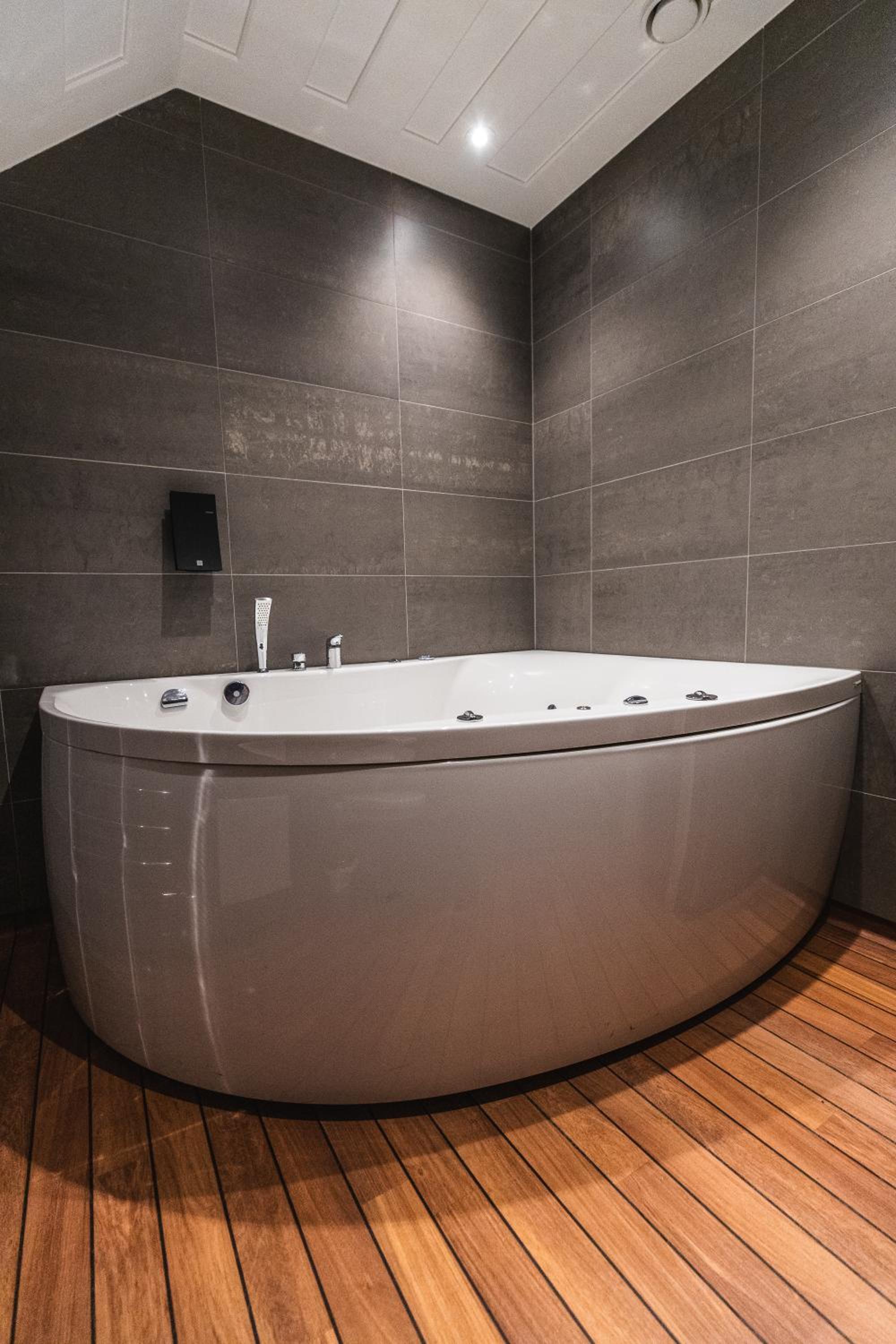 Twin Suite with Jetted Tub and Lake View  - Photo 5