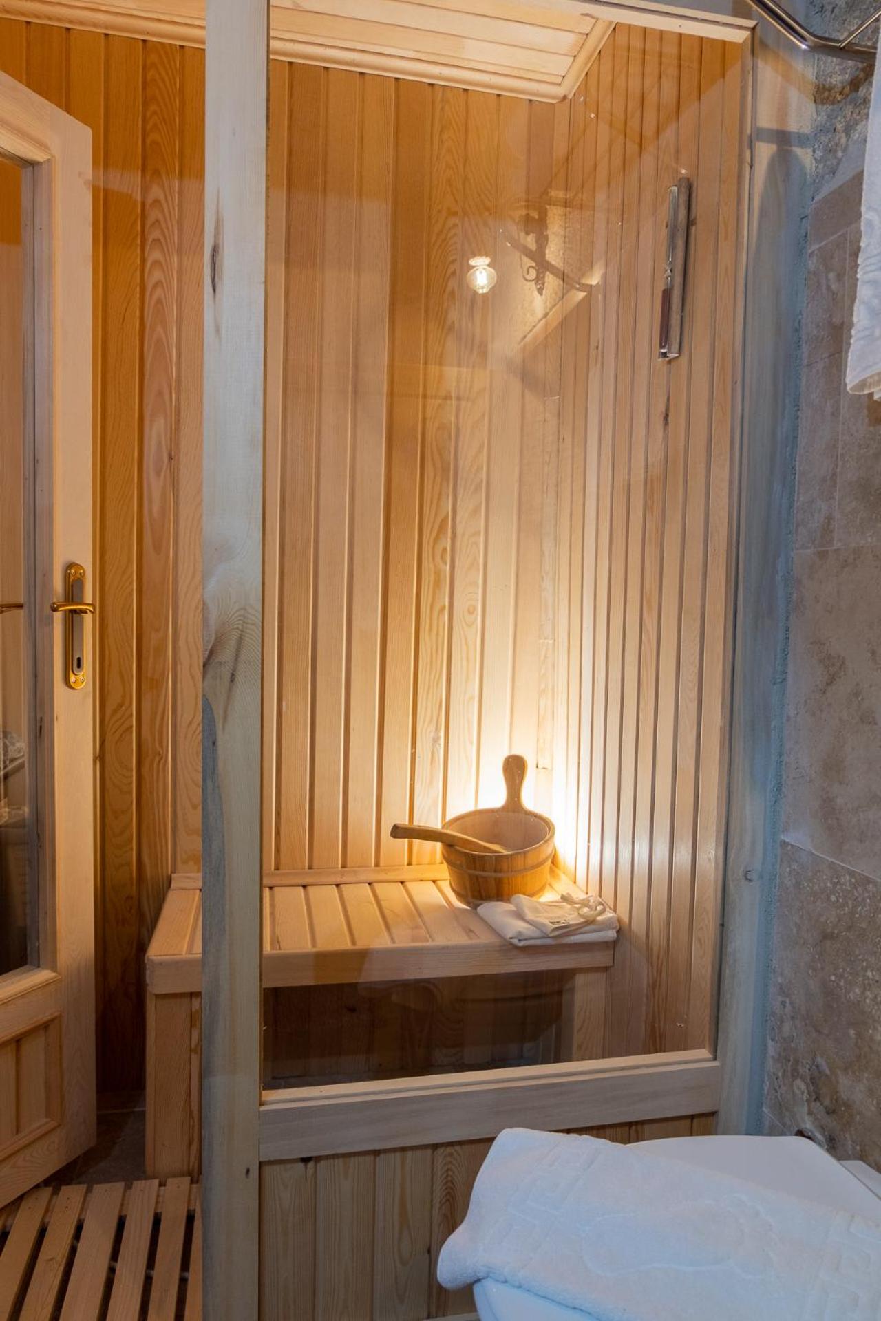 Queen Cave Suite with Sauna and Spa Bath - Photo 10