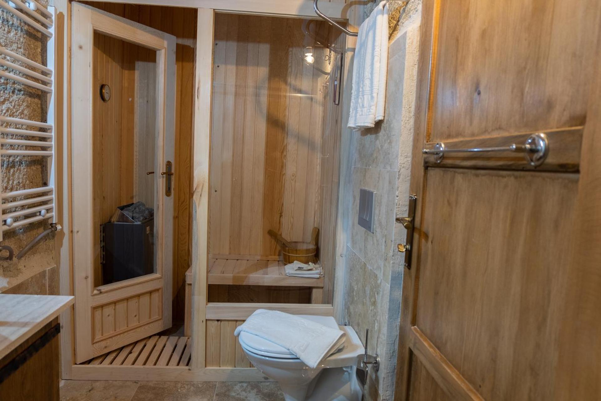 Queen Cave Suite with Sauna and Spa Bath - Photo 9