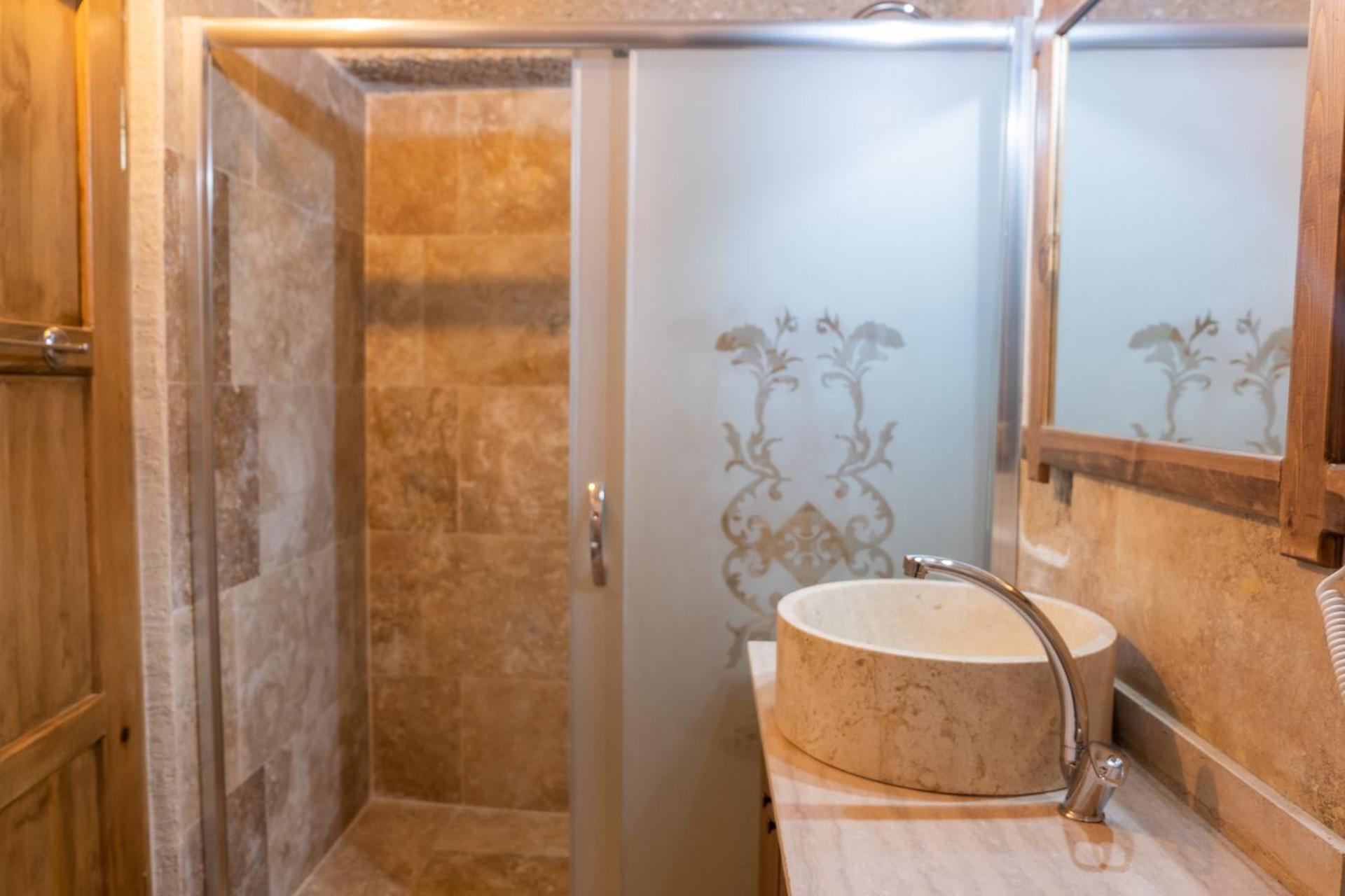 Queen Cave Suite with Sauna and Spa Bath - Photo 8